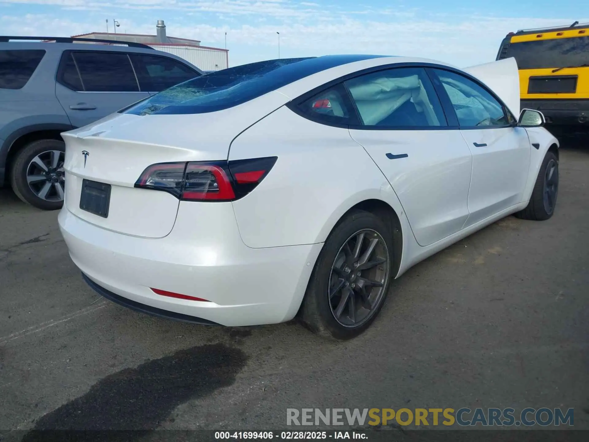4 Photograph of a damaged car 5YJ3E1EA0MF022920 TESLA MODEL 3 2021