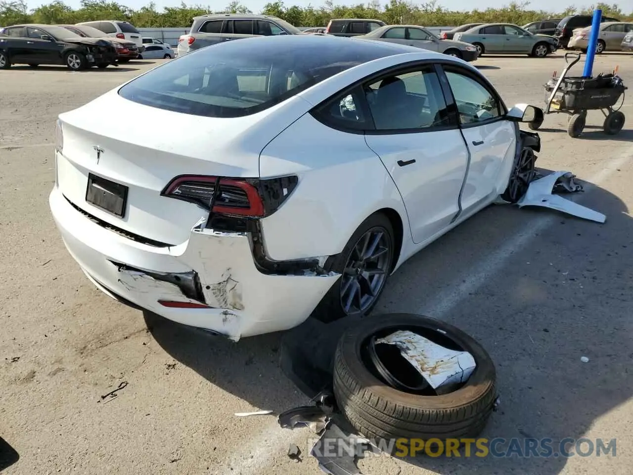 4 Photograph of a damaged car 5YJ3E1EA1MF031738 TESLA MODEL 3 2021