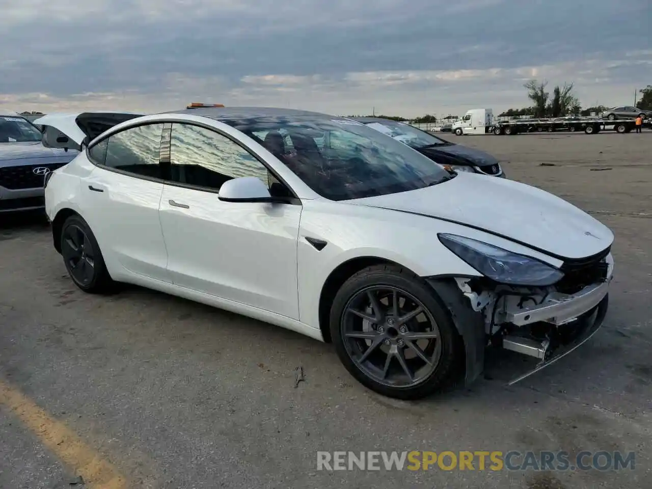 4 Photograph of a damaged car 5YJ3E1EA1MF085752 TESLA MODEL 3 2021