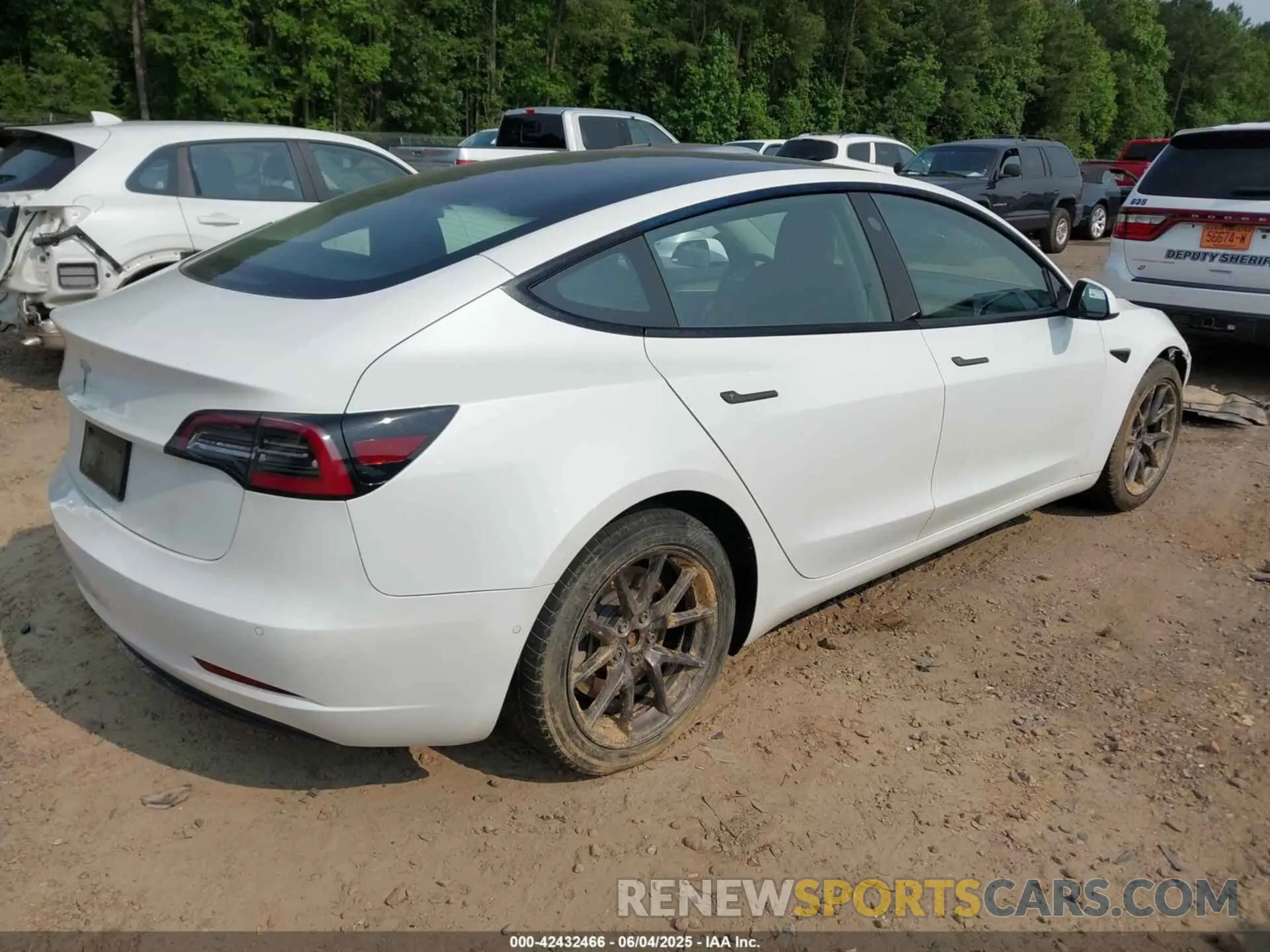 4 Photograph of a damaged car 5YJ3E1EA1MF086741 TESLA MODEL 3 2021