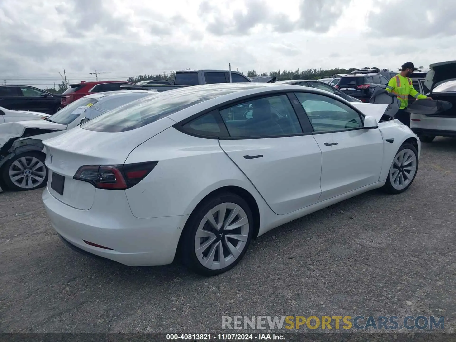 4 Photograph of a damaged car 5YJ3E1EA2MF990842 TESLA MODEL 3 2021