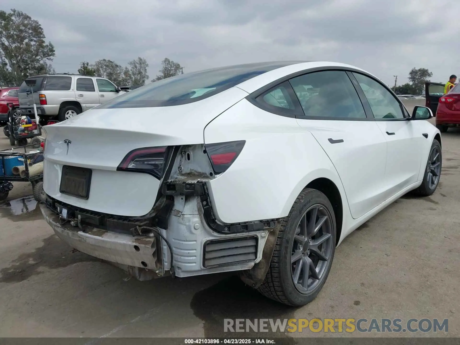 4 Photograph of a damaged car 5YJ3E1EA3MF054115 TESLA MODEL 3 2021