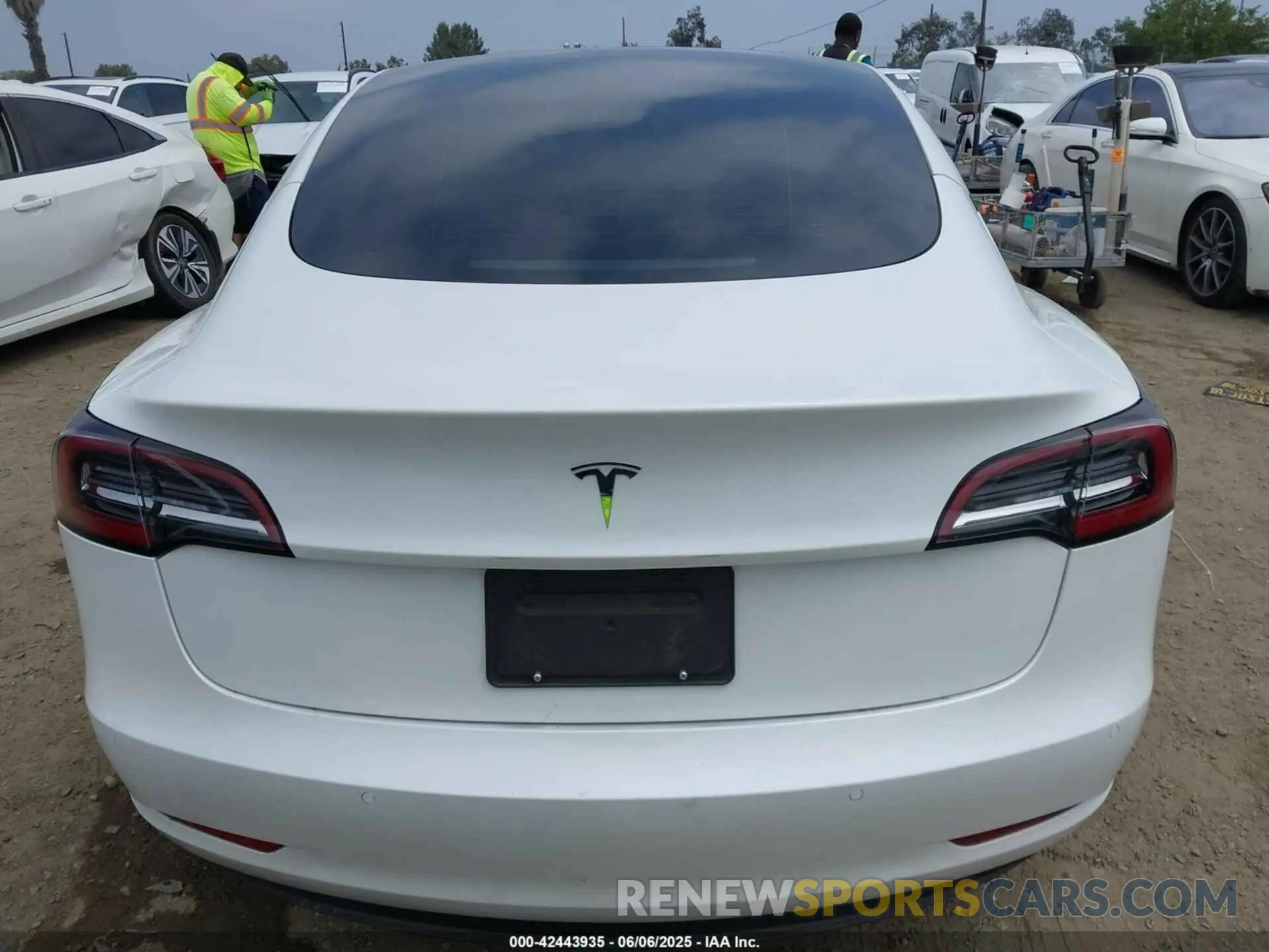 15 Photograph of a damaged car 5YJ3E1EA3MF072520 TESLA MODEL 3 2021