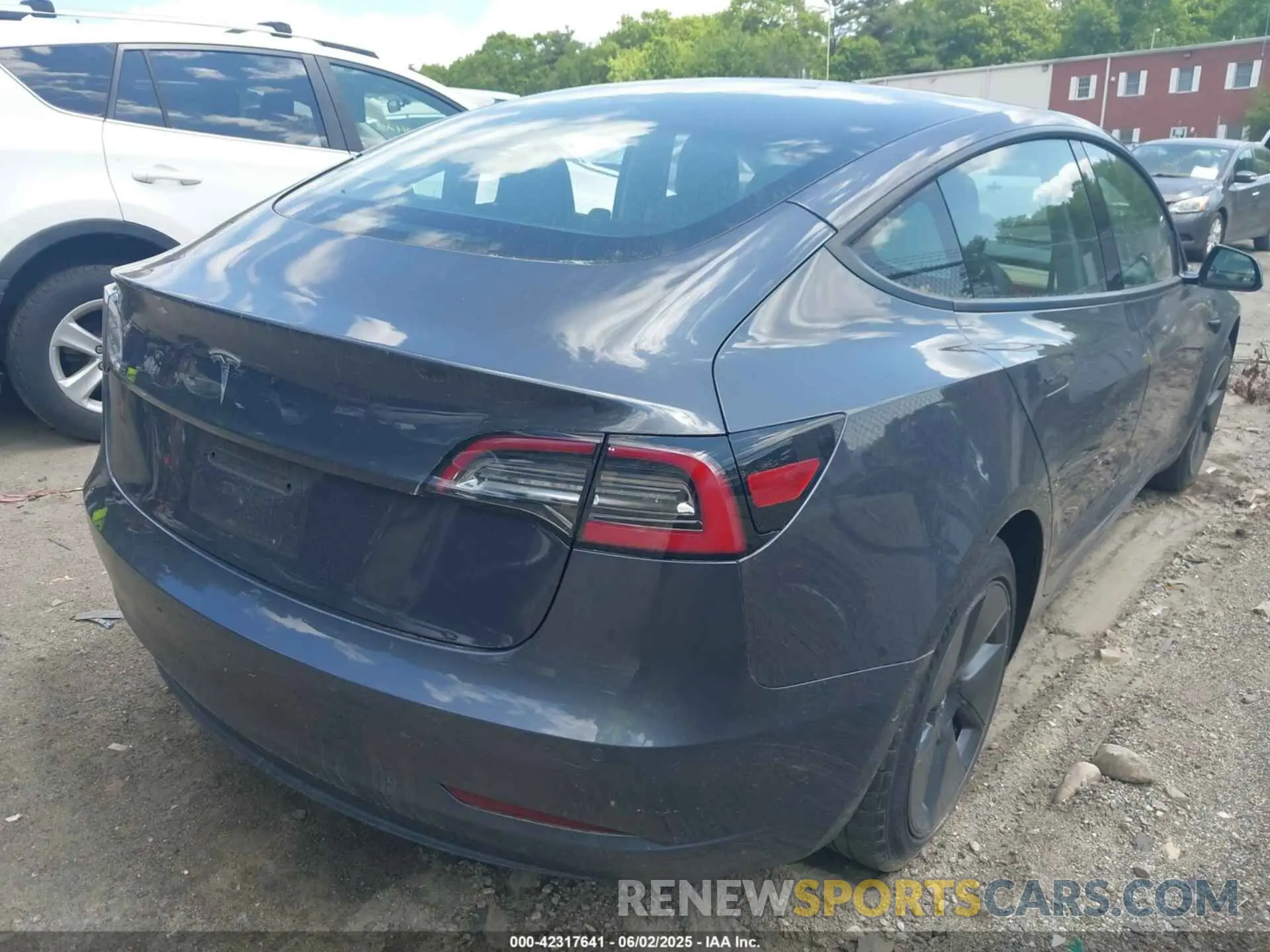 4 Photograph of a damaged car 5YJ3E1EA3MF086885 TESLA MODEL 3 2021