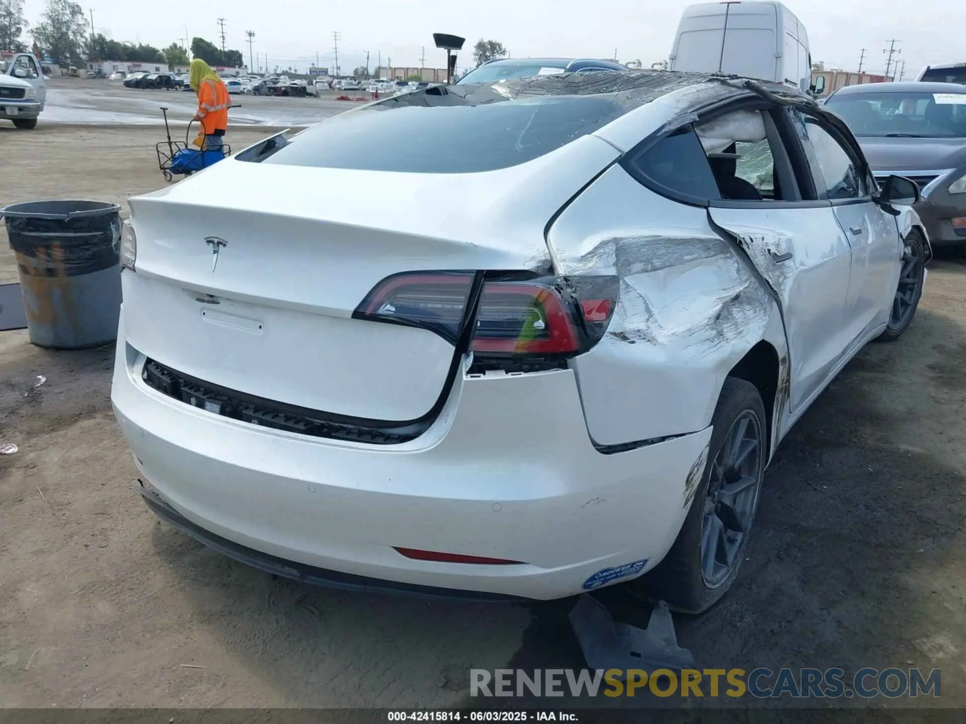 4 Photograph of a damaged car 5YJ3E1EA3MF921206 TESLA MODEL 3 2021