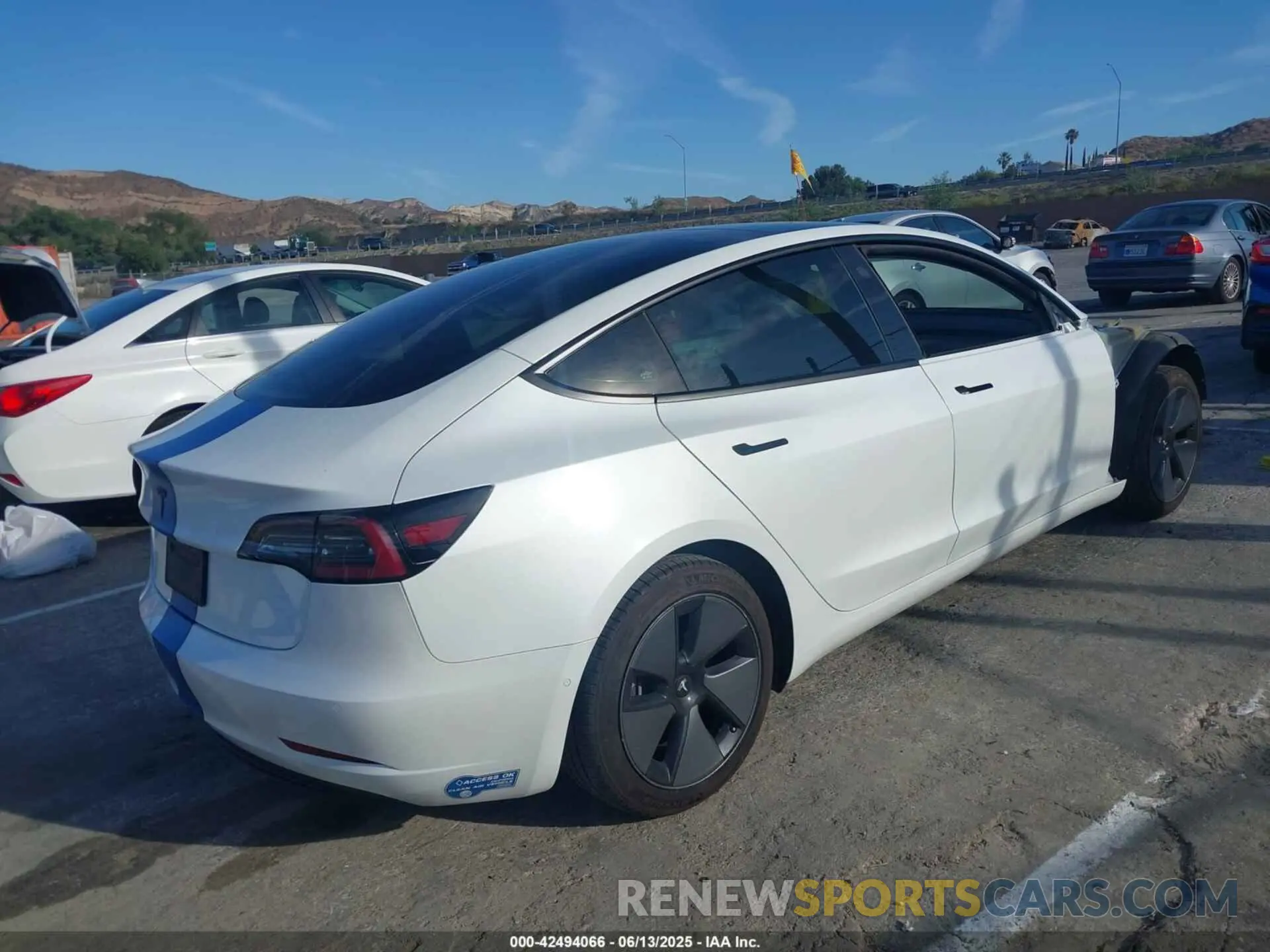 4 Photograph of a damaged car 5YJ3E1EA3MF923537 TESLA MODEL 3 2021
