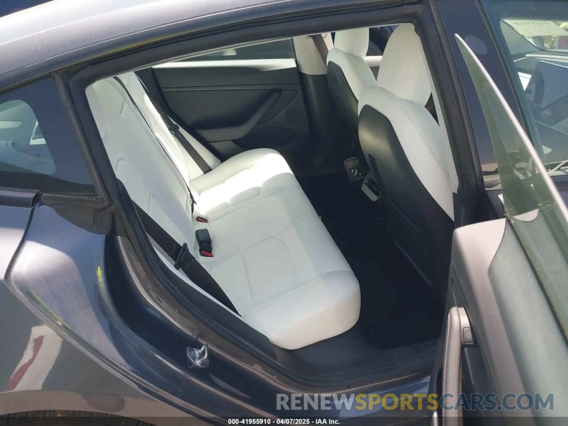 8 Photograph of a damaged car 5YJ3E1EA5MF069652 TESLA MODEL 3 2021