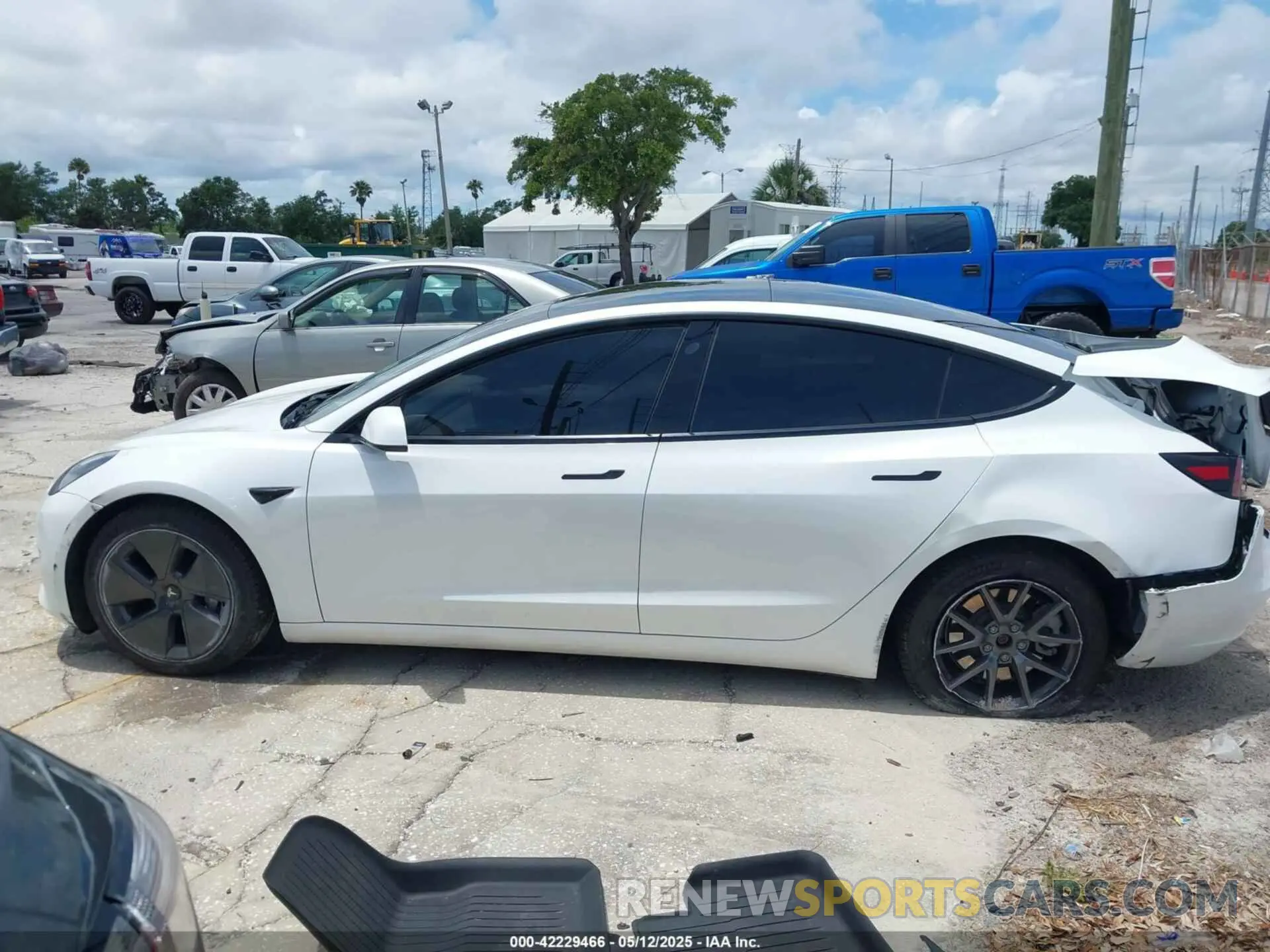 13 Photograph of a damaged car 5YJ3E1EA5MF099704 TESLA MODEL 3 2021