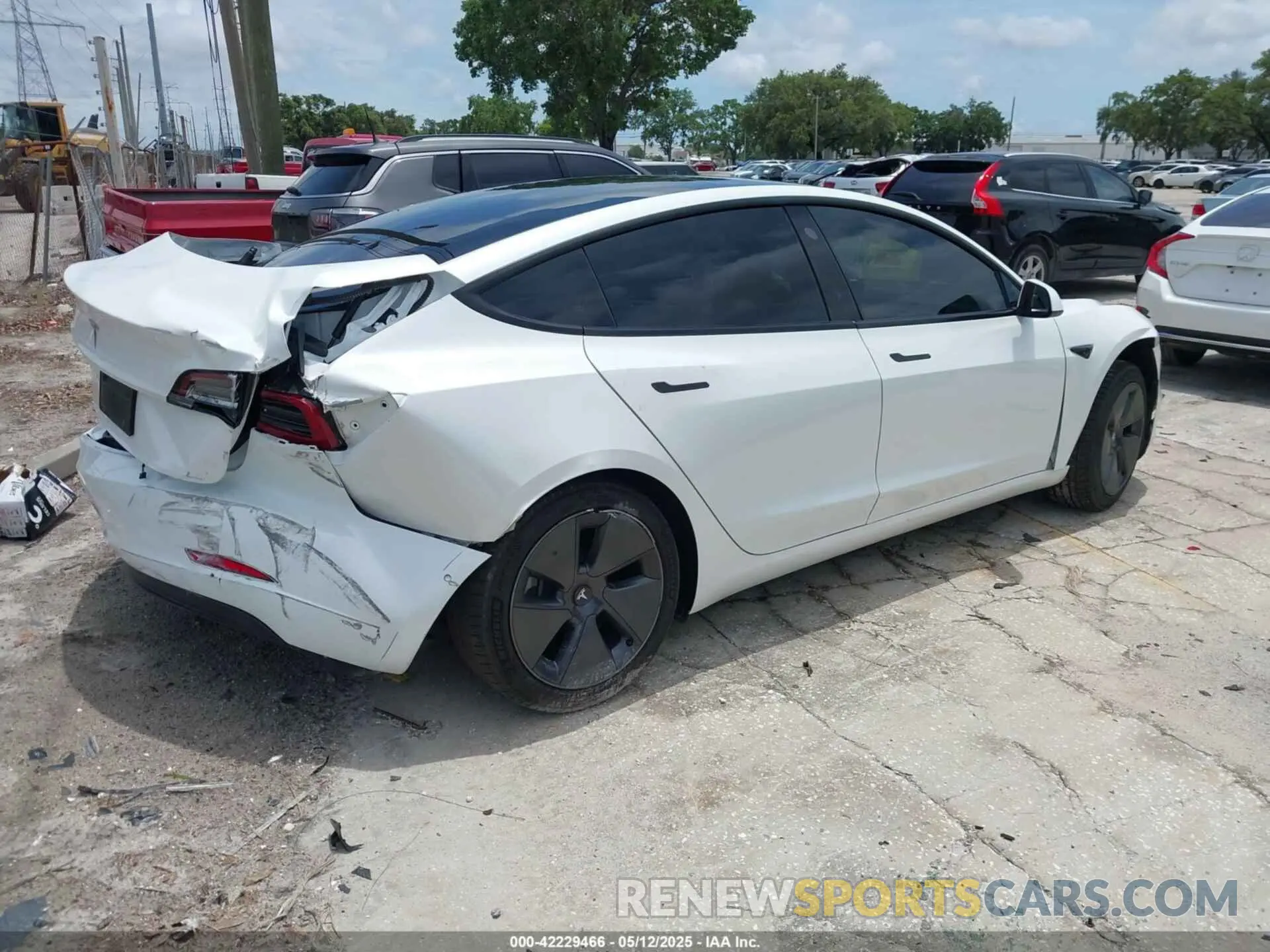 4 Photograph of a damaged car 5YJ3E1EA5MF099704 TESLA MODEL 3 2021