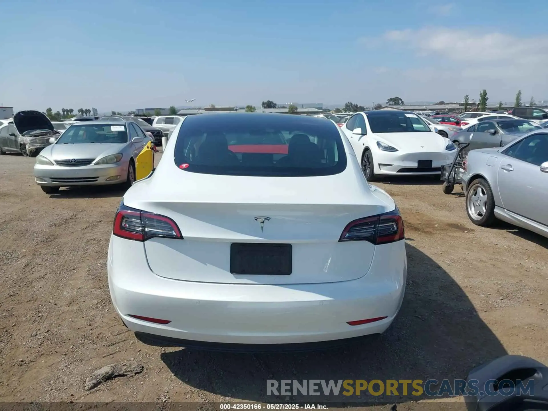 17 Photograph of a damaged car 5YJ3E1EA6MF940333 TESLA MODEL 3 2021