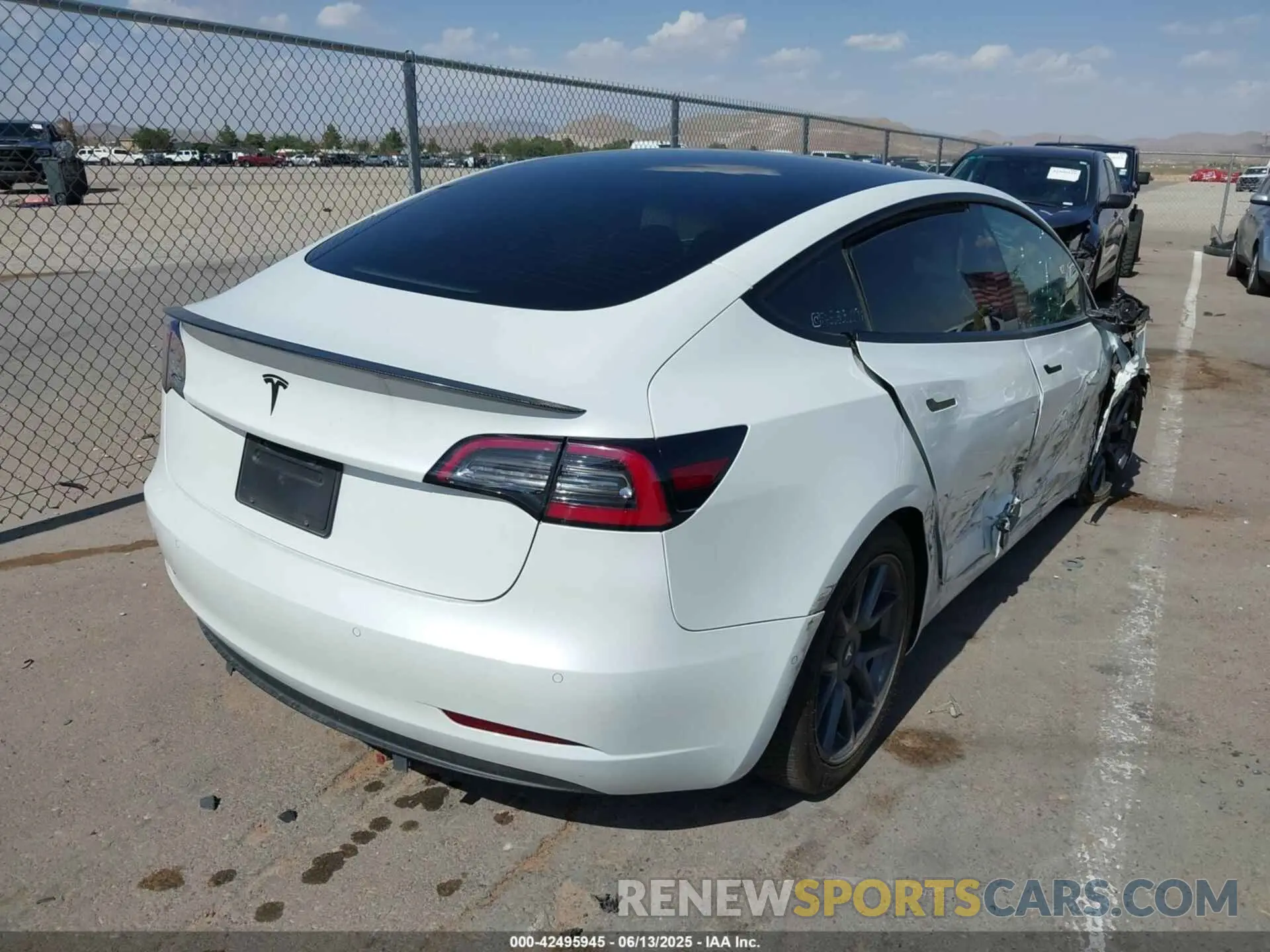 4 Photograph of a damaged car 5YJ3E1EA6MF955642 TESLA MODEL 3 2021