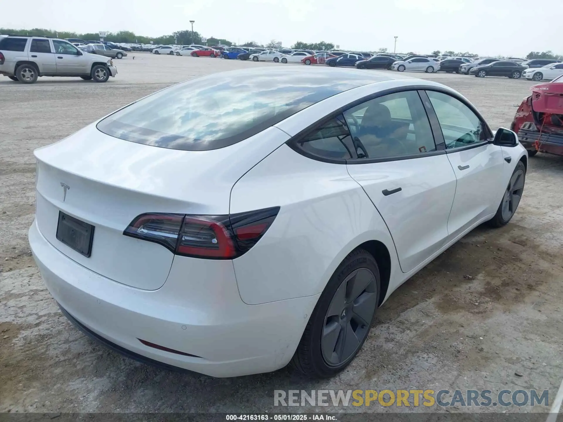 4 Photograph of a damaged car 5YJ3E1EA7MF047538 TESLA MODEL 3 2021