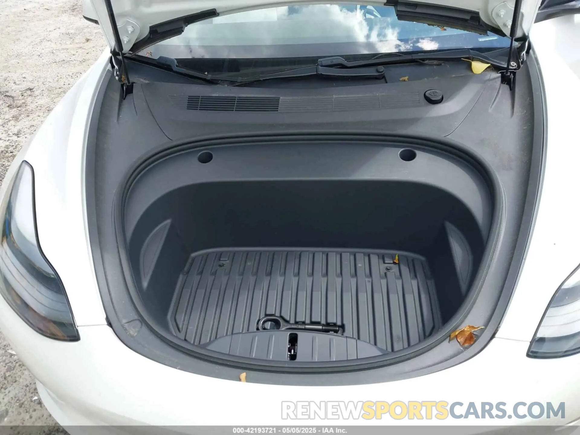 10 Photograph of a damaged car 5YJ3E1EA9MF060081 TESLA MODEL 3 2021