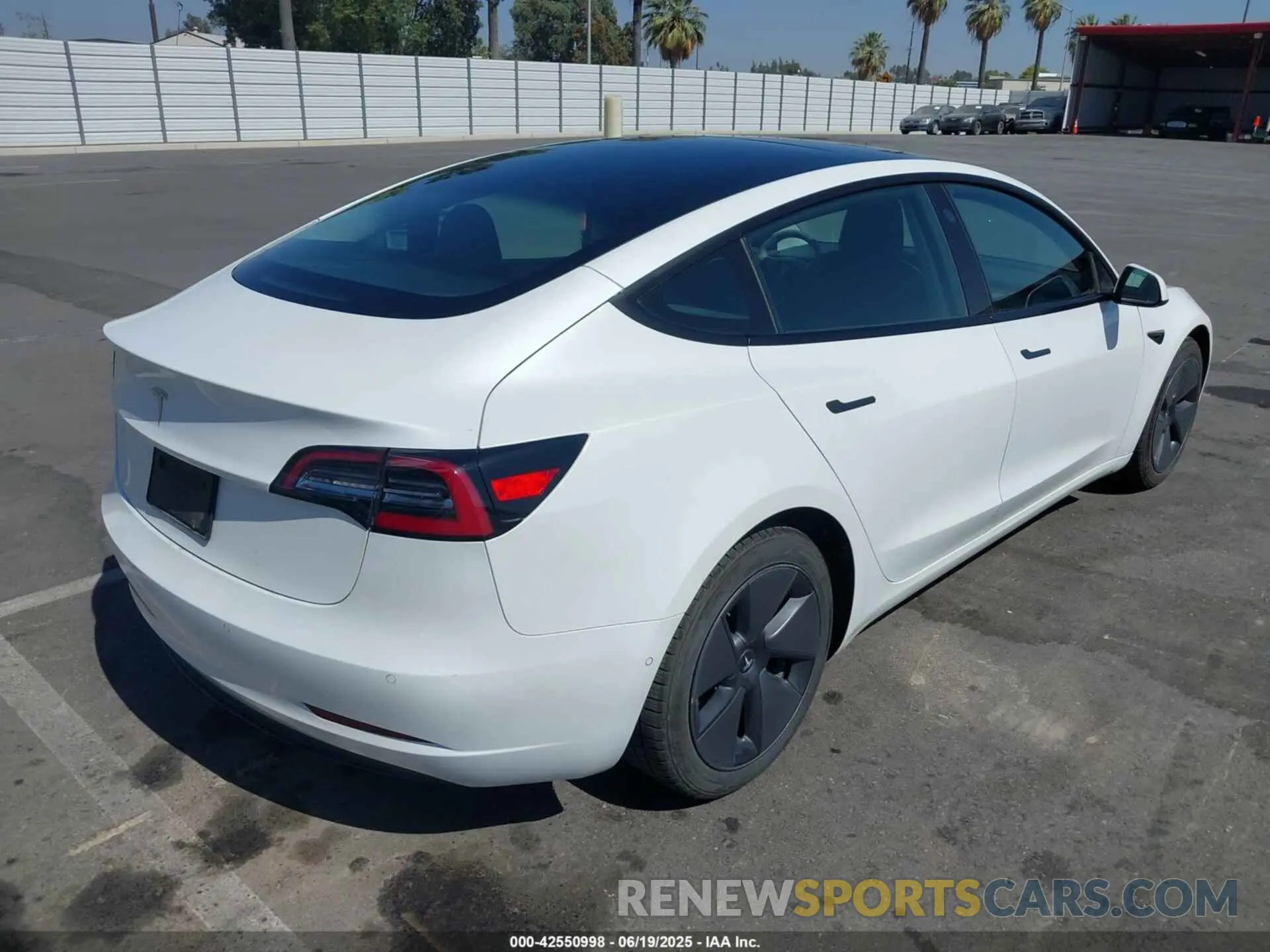 4 Photograph of a damaged car 5YJ3E1EA9MF929942 TESLA MODEL 3 2021