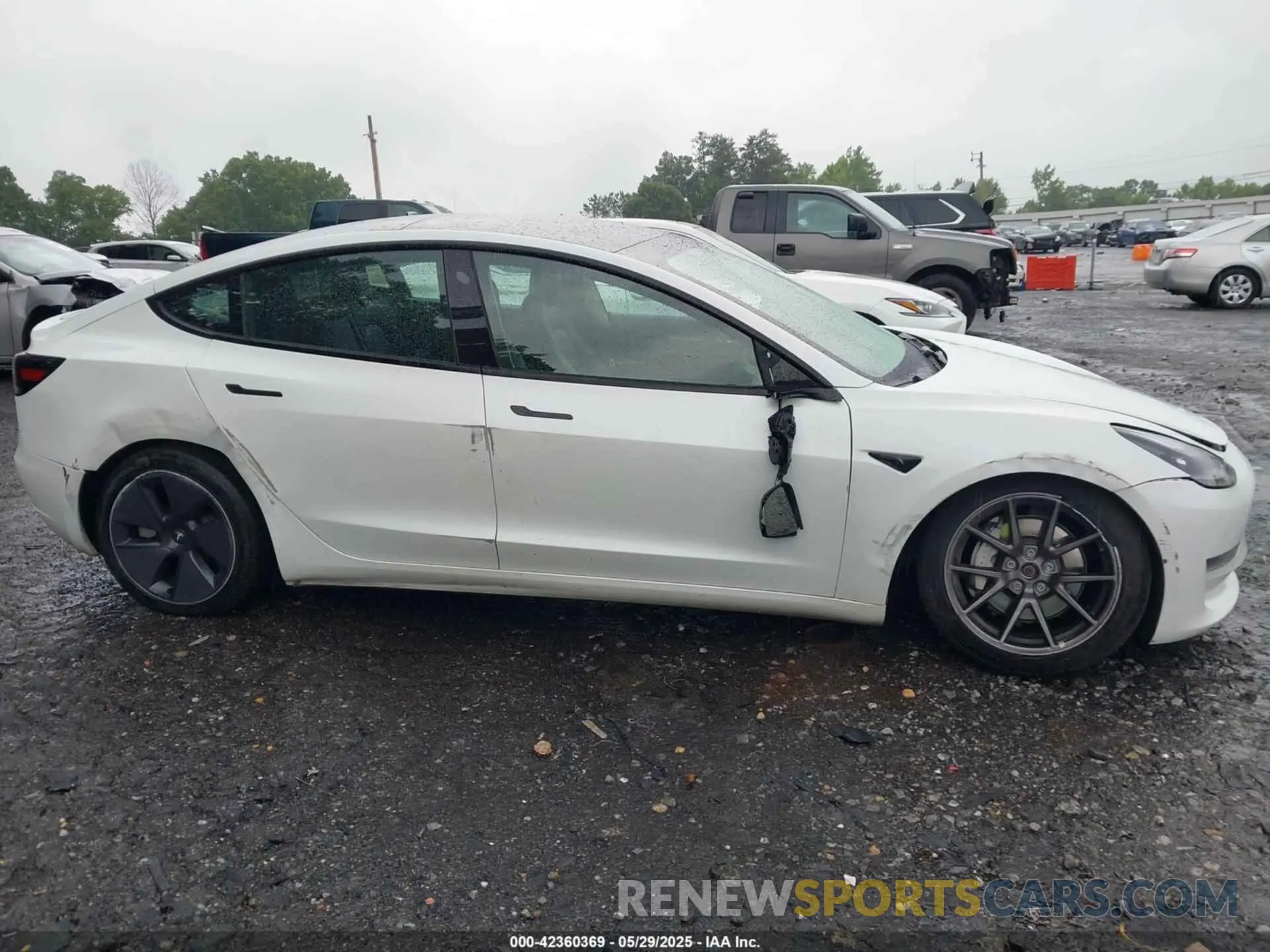 12 Photograph of a damaged car 5YJ3E1EB1MF973992 TESLA MODEL 3 2021