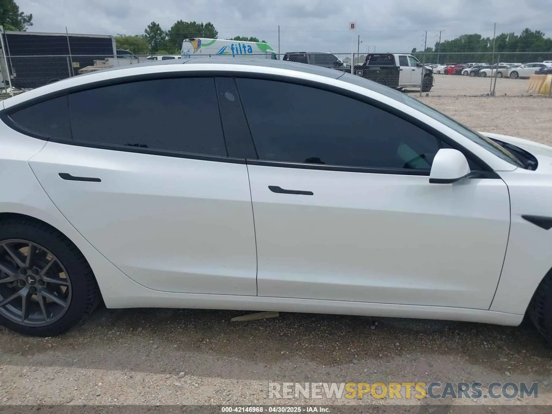 14 Photograph of a damaged car 5YJ3E1EB1MF975824 TESLA MODEL 3 2021