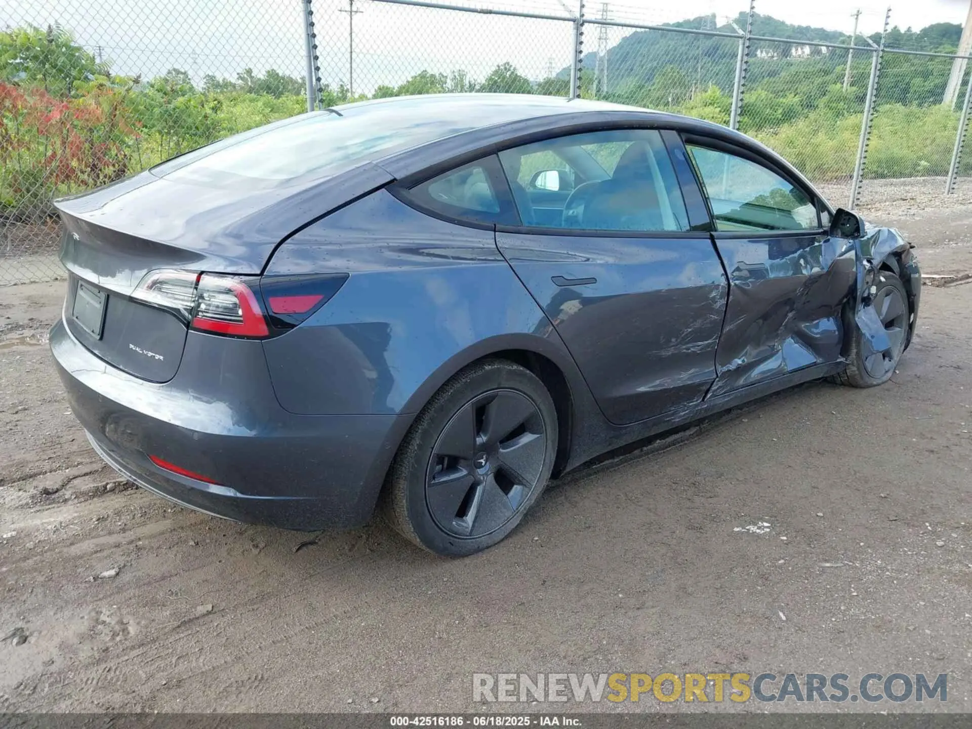 4 Photograph of a damaged car 5YJ3E1EB1MF983986 TESLA MODEL 3 2021