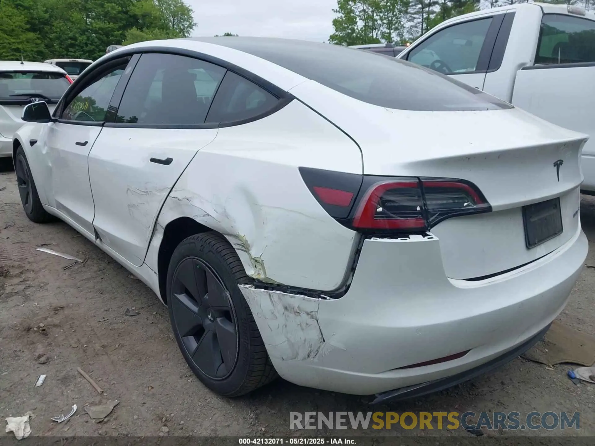 3 Photograph of a damaged car 5YJ3E1EB2MF049237 TESLA MODEL 3 2021
