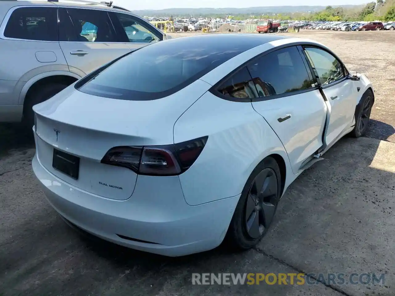 4 Photograph of a damaged car 5YJ3E1EB2MF924834 TESLA MODEL 3 2021