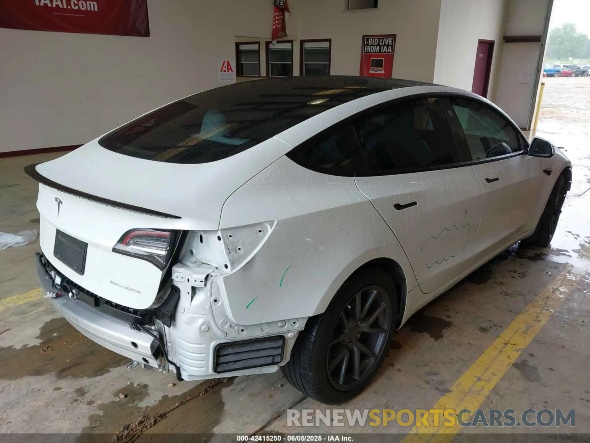 4 Photograph of a damaged car 5YJ3E1EB9MF903382 TESLA MODEL 3 2021