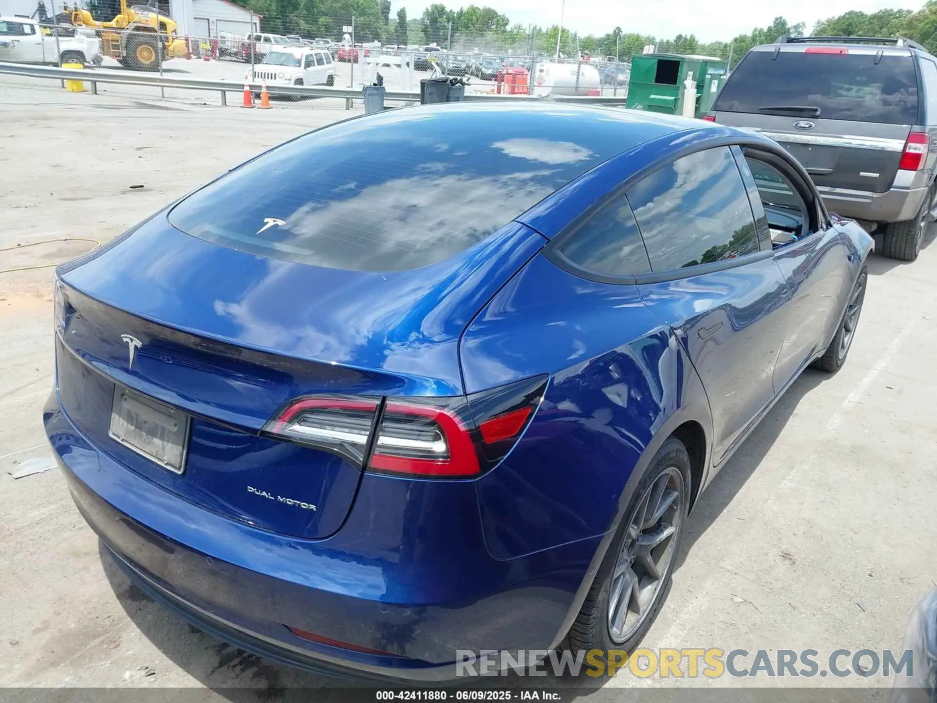 4 Photograph of a damaged car 5YJ3E1EB9MF974887 TESLA MODEL 3 2021