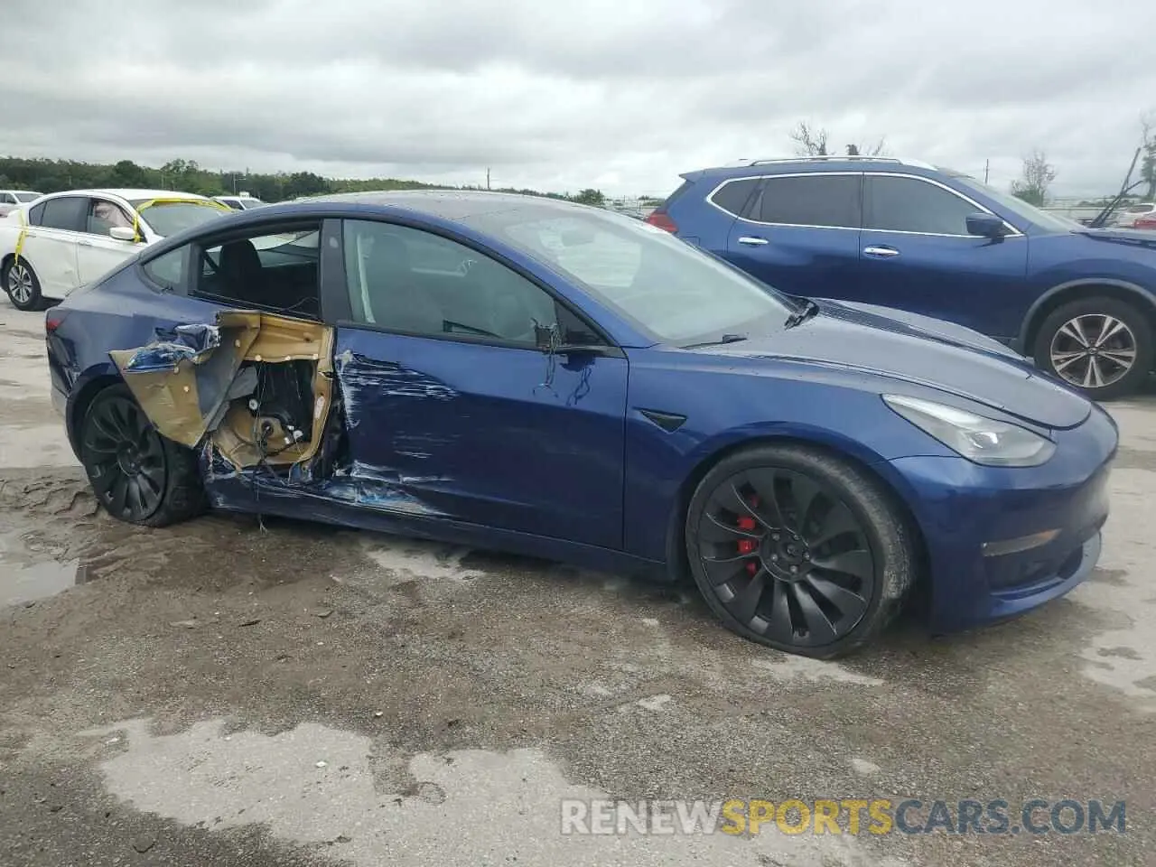 4 Photograph of a damaged car 5YJ3E1EC1MF044975 TESLA MODEL 3 2021