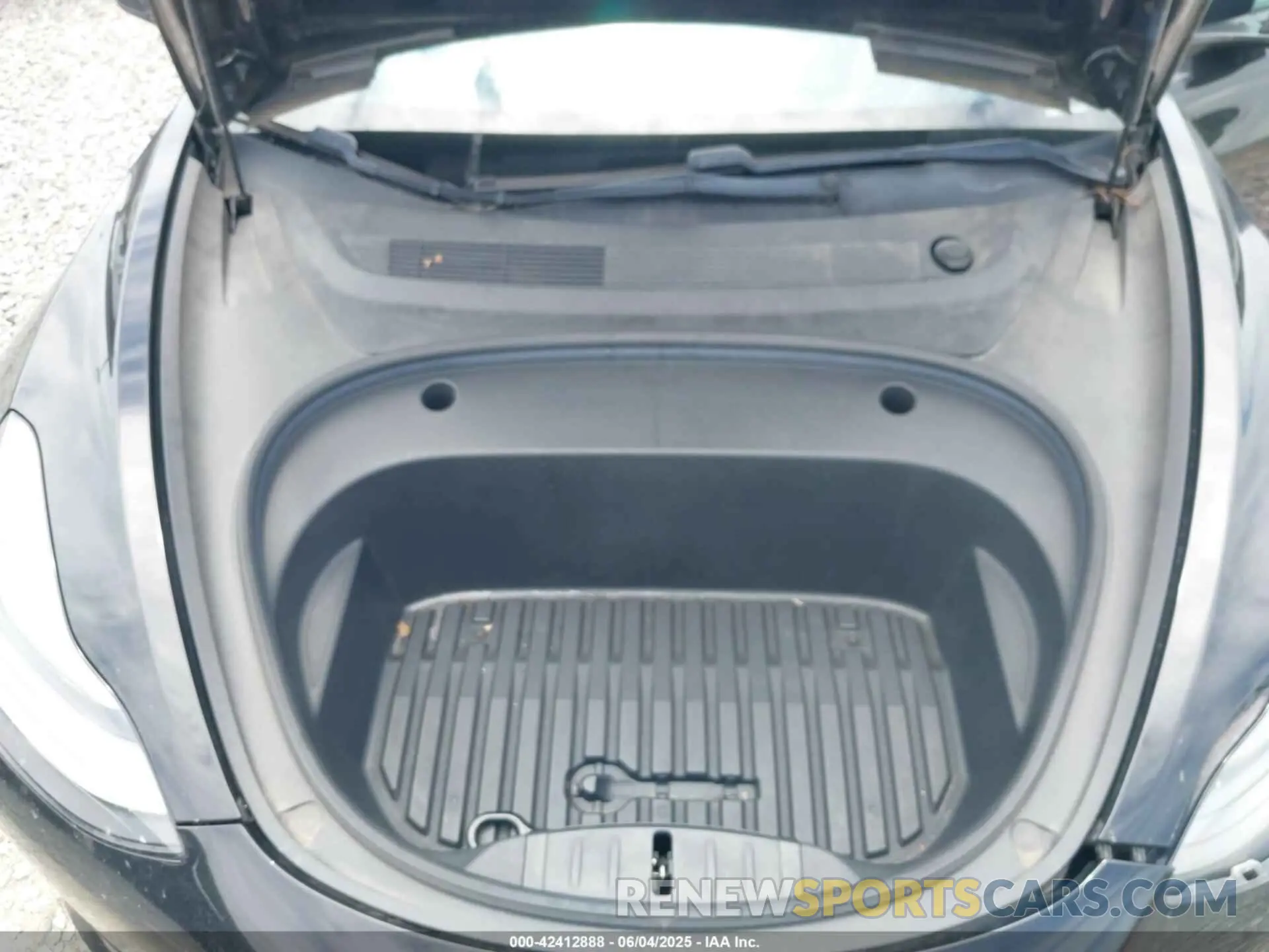 10 Photograph of a damaged car 5YJ3E1EC5MF925422 TESLA MODEL 3 2021