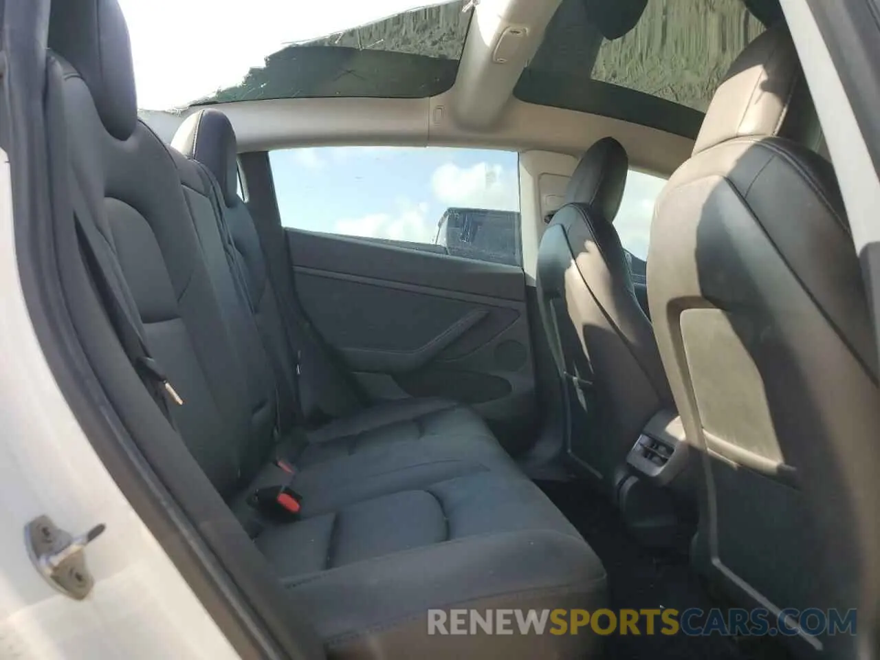 10 Photograph of a damaged car 5YJ3E1ECXMF044795 TESLA MODEL 3 2021