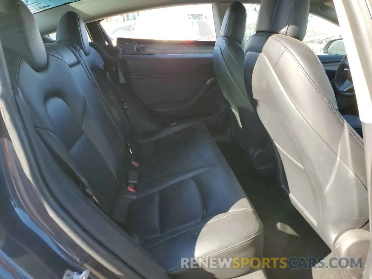 10 Photograph of a damaged car 5YJ3E1EA0NF370685 TESLA MODEL 3 2022