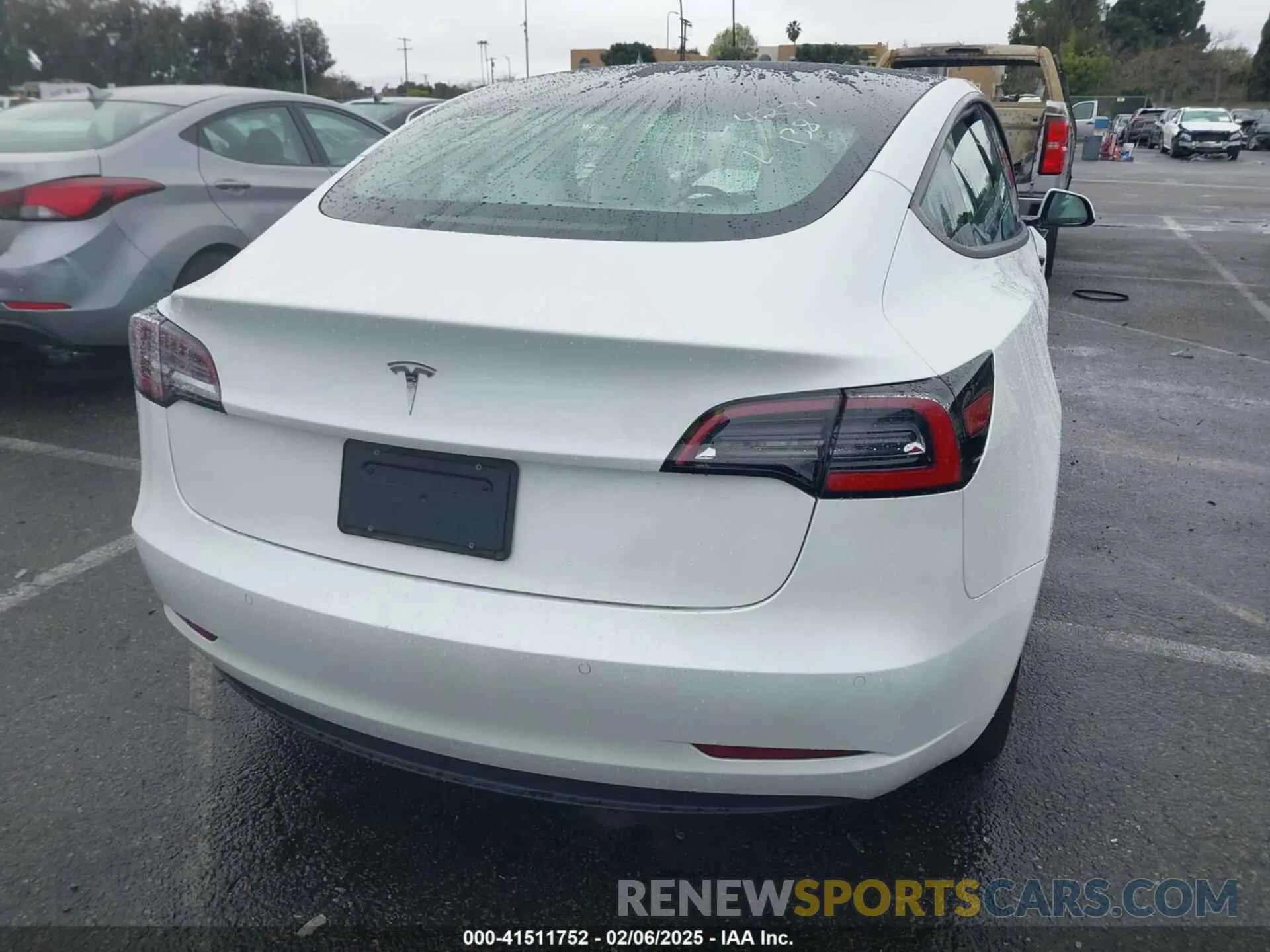 4 Photograph of a damaged car 5YJ3E1EA1NF134224 TESLA MODEL 3 2022