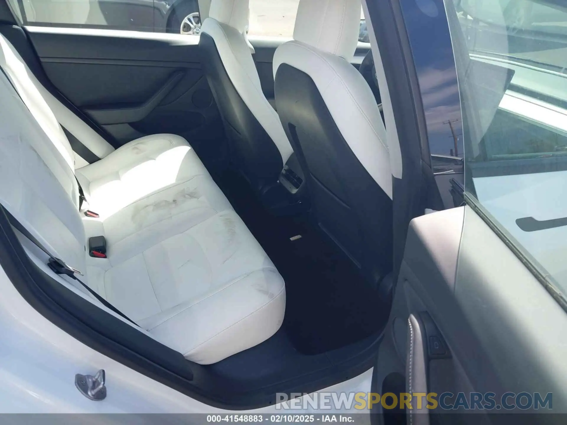 8 Photograph of a damaged car 5YJ3E1EA1NF241533 TESLA MODEL 3 2022