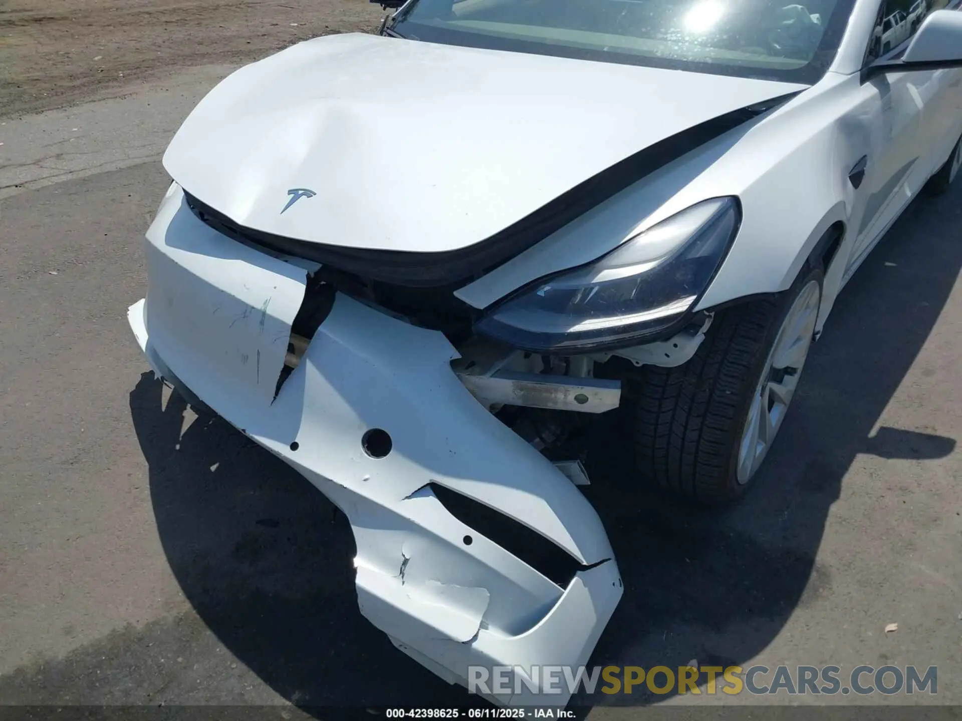 19 Photograph of a damaged car 5YJ3E1EA1NF294264 TESLA MODEL 3 2022