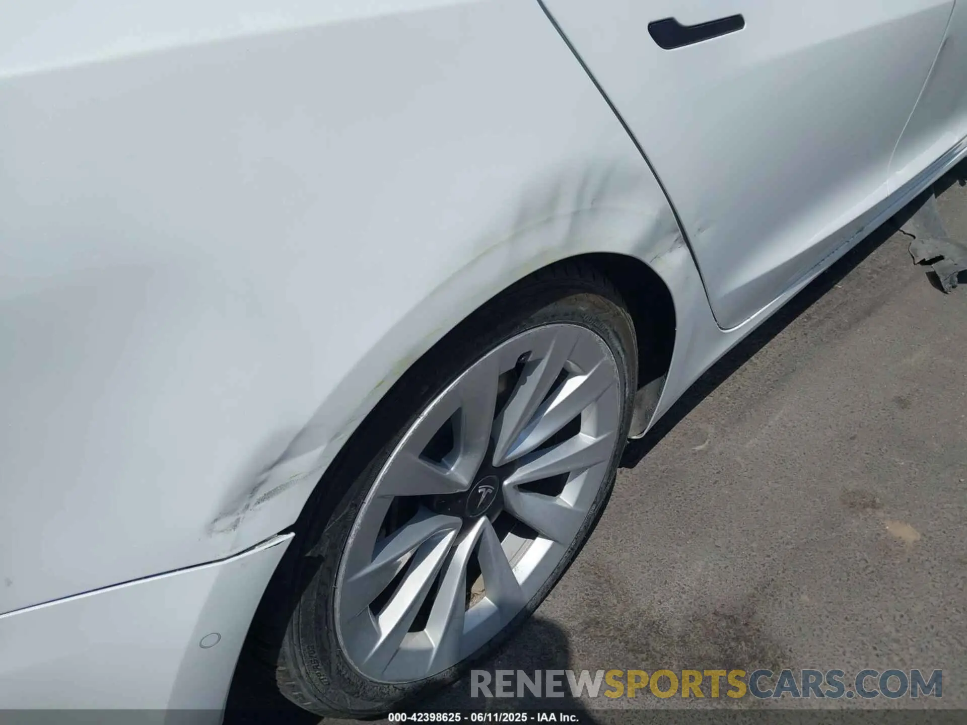 23 Photograph of a damaged car 5YJ3E1EA1NF294264 TESLA MODEL 3 2022