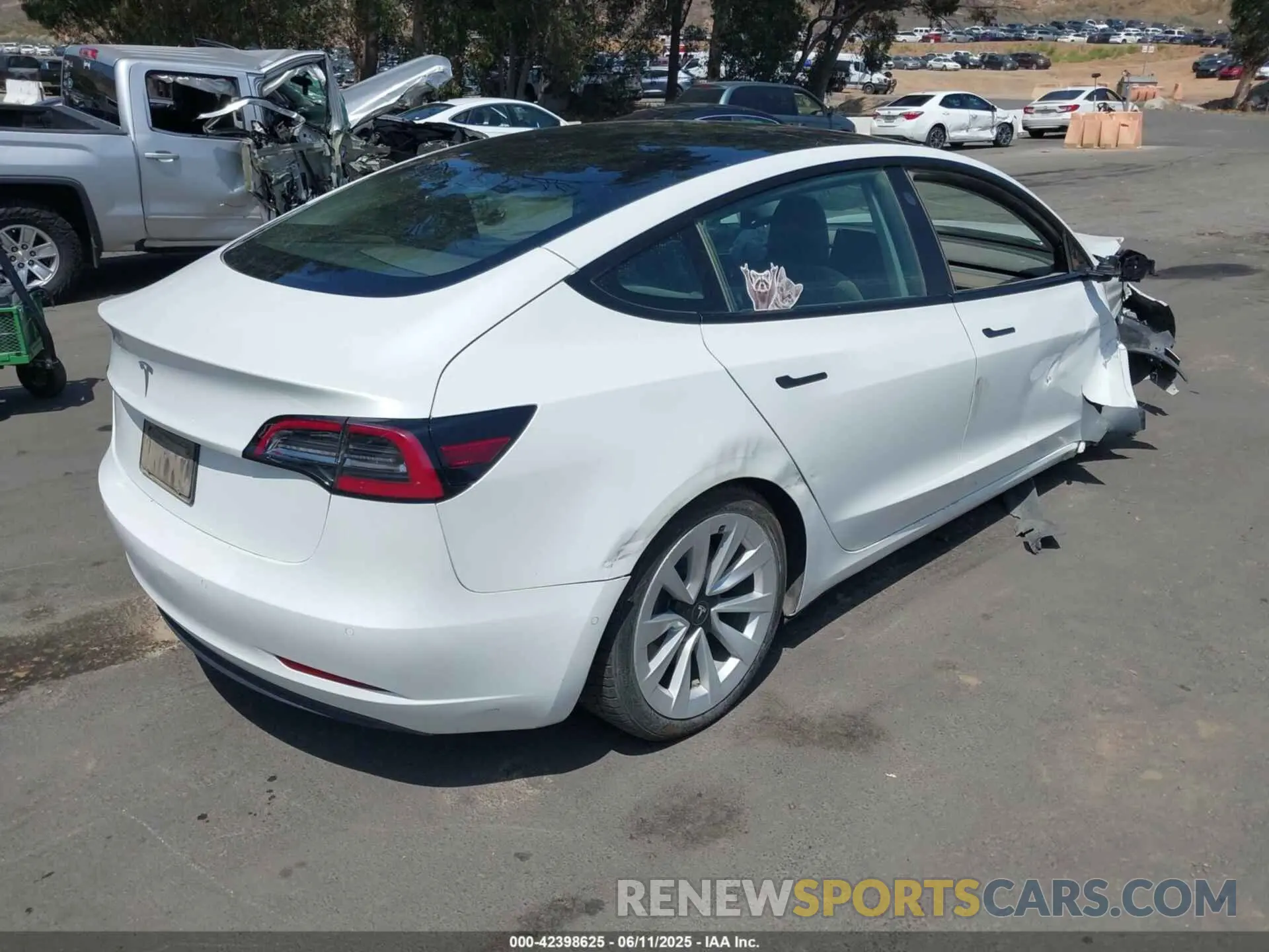 4 Photograph of a damaged car 5YJ3E1EA1NF294264 TESLA MODEL 3 2022