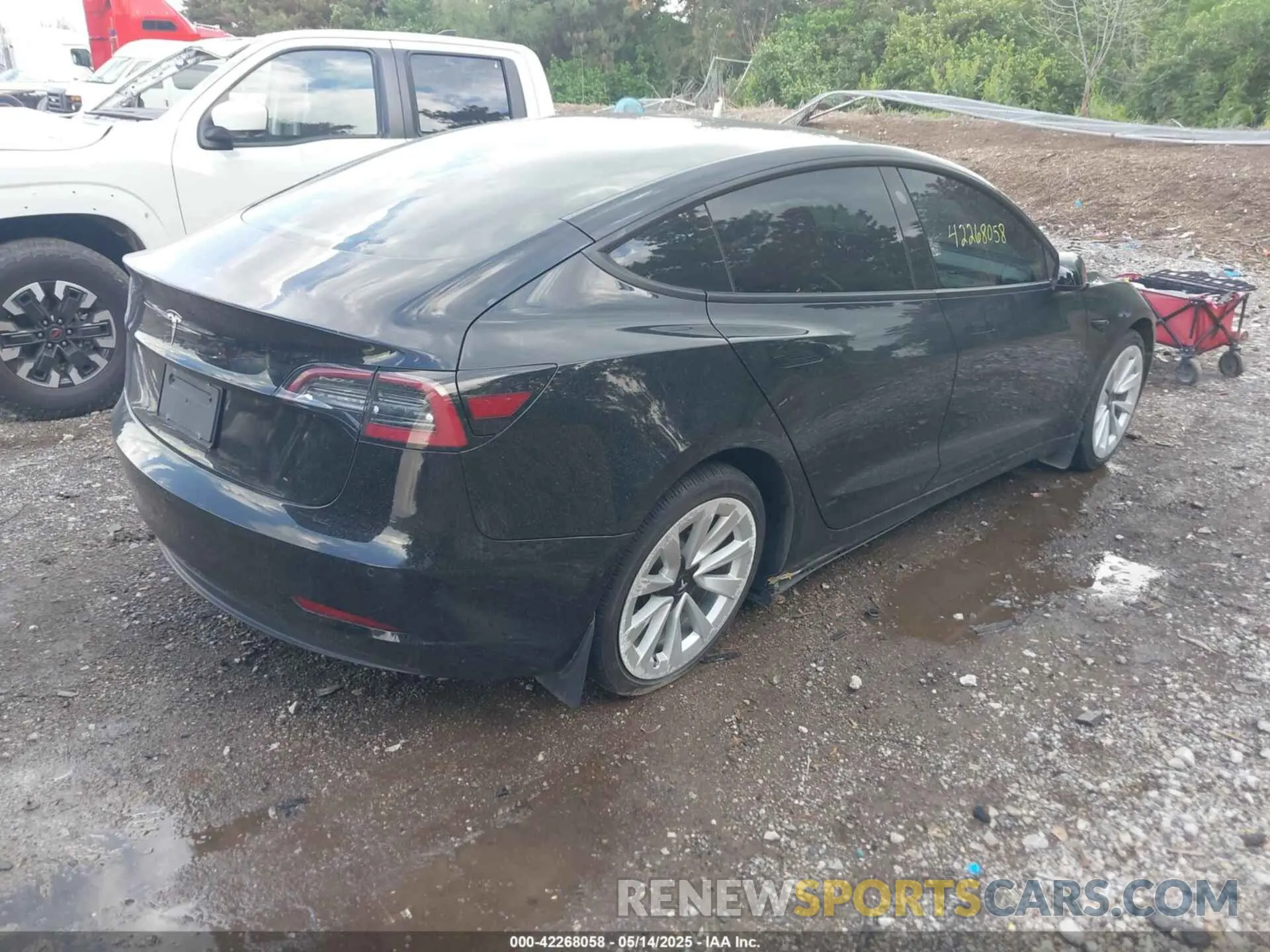 4 Photograph of a damaged car 5YJ3E1EA1NF304355 TESLA MODEL 3 2022