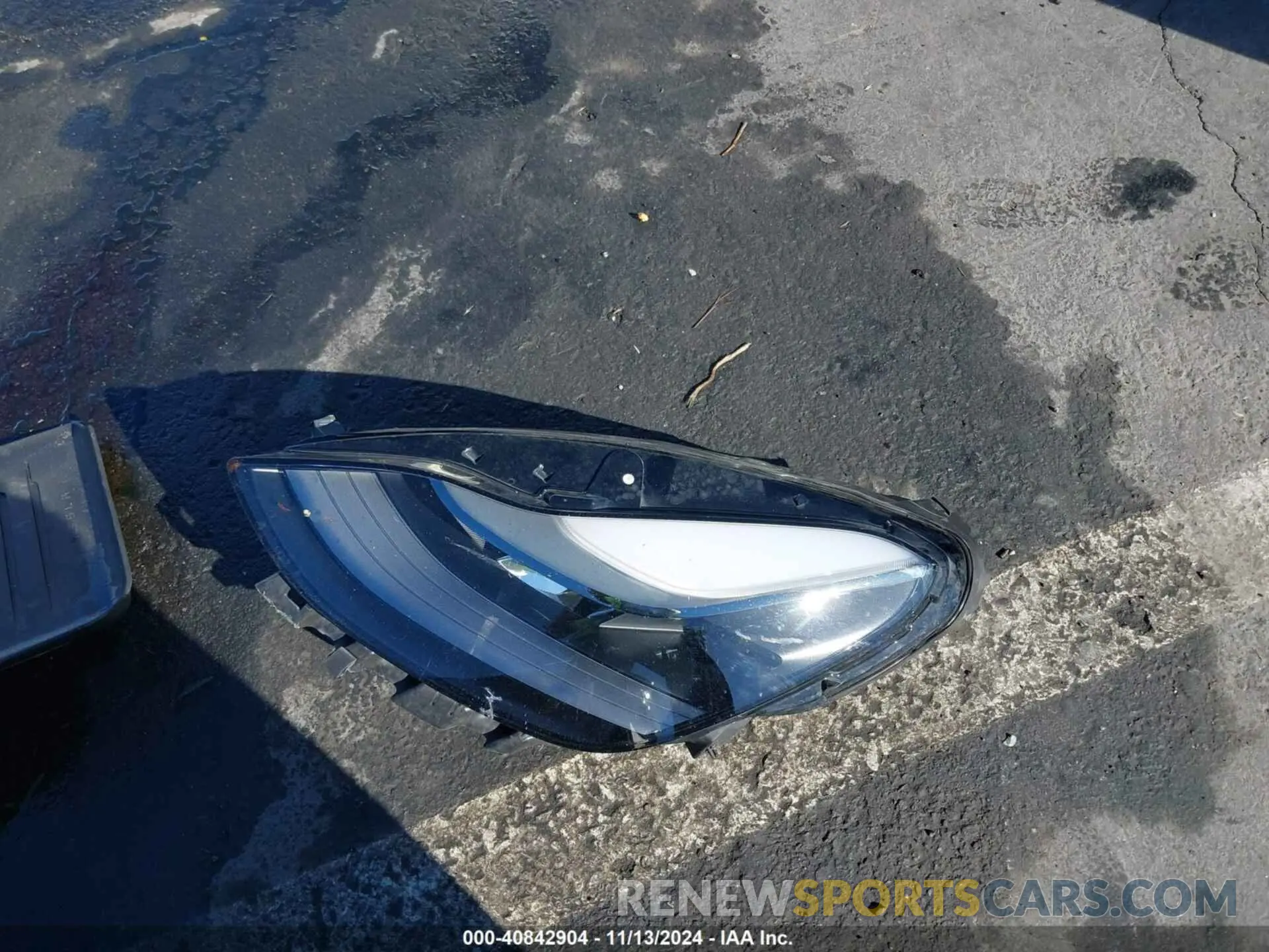 12 Photograph of a damaged car 5YJ3E1EA1NF375166 TESLA MODEL 3 2022