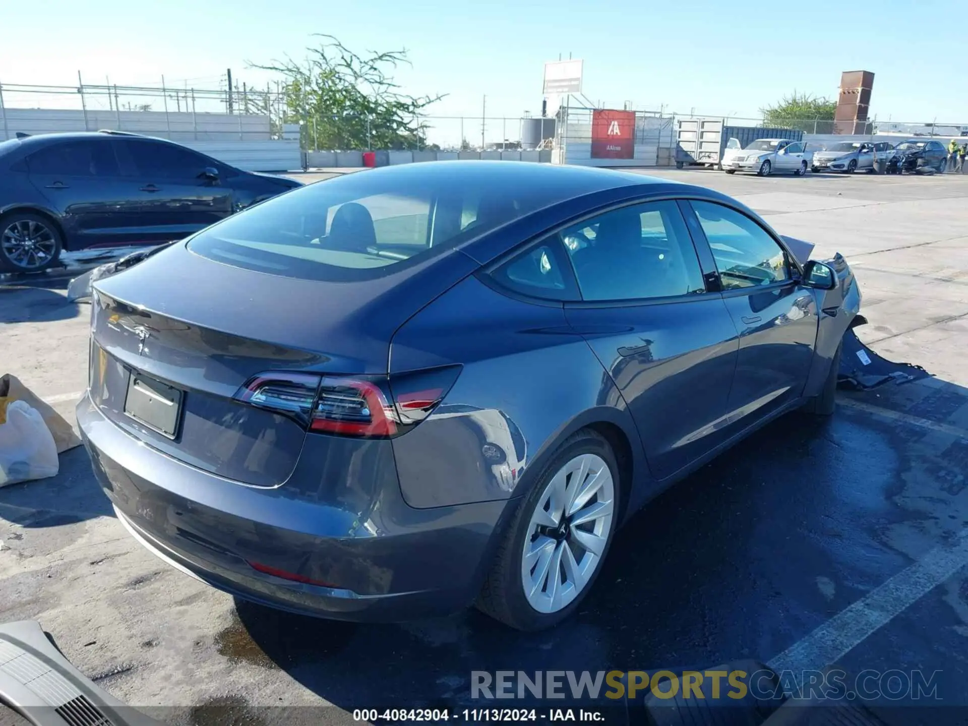 4 Photograph of a damaged car 5YJ3E1EA1NF375166 TESLA MODEL 3 2022