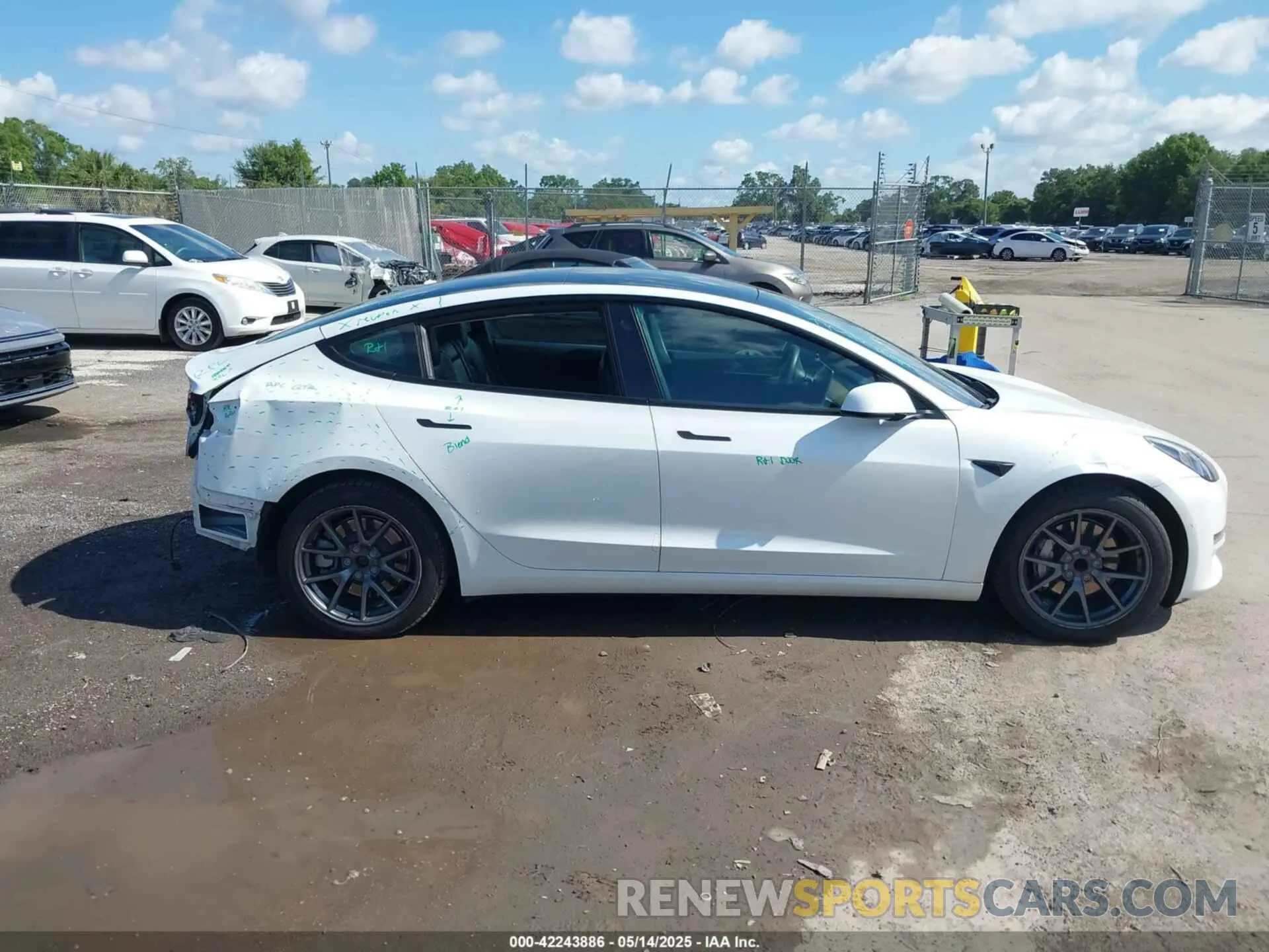12 Photograph of a damaged car 5YJ3E1EA2NF148570 TESLA MODEL 3 2022