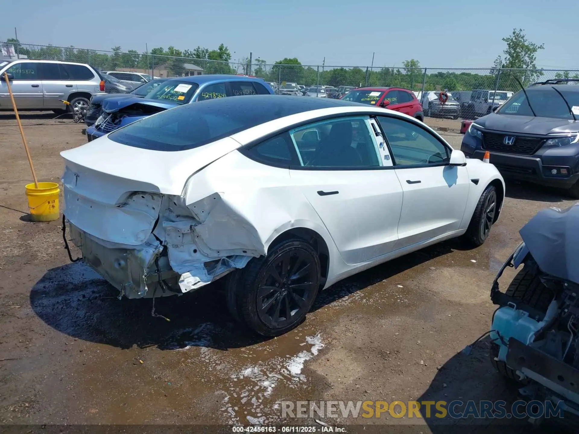 4 Photograph of a damaged car 5YJ3E1EA2NF285962 TESLA MODEL 3 2022