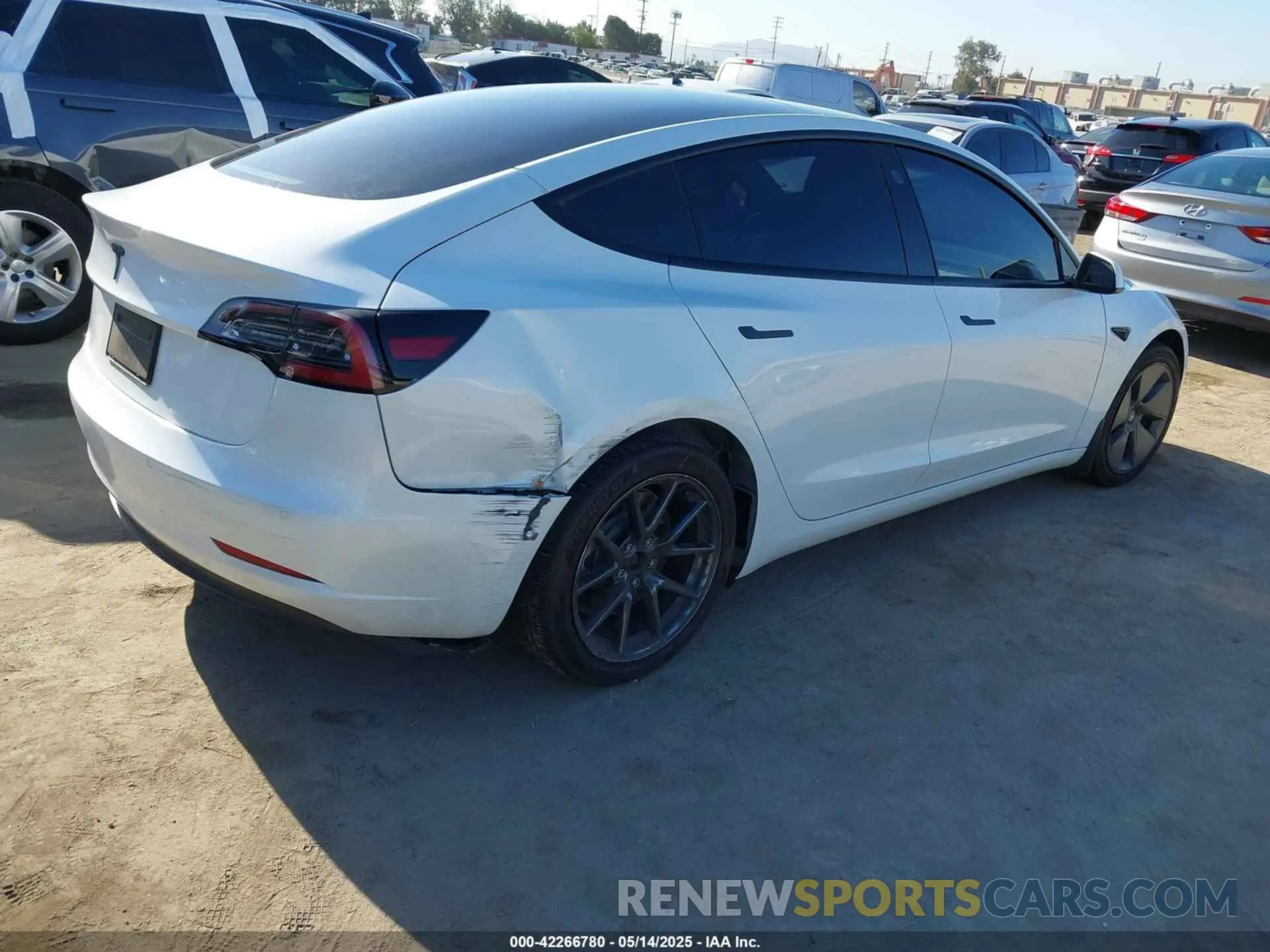 4 Photograph of a damaged car 5YJ3E1EA2NF315607 TESLA MODEL 3 2022