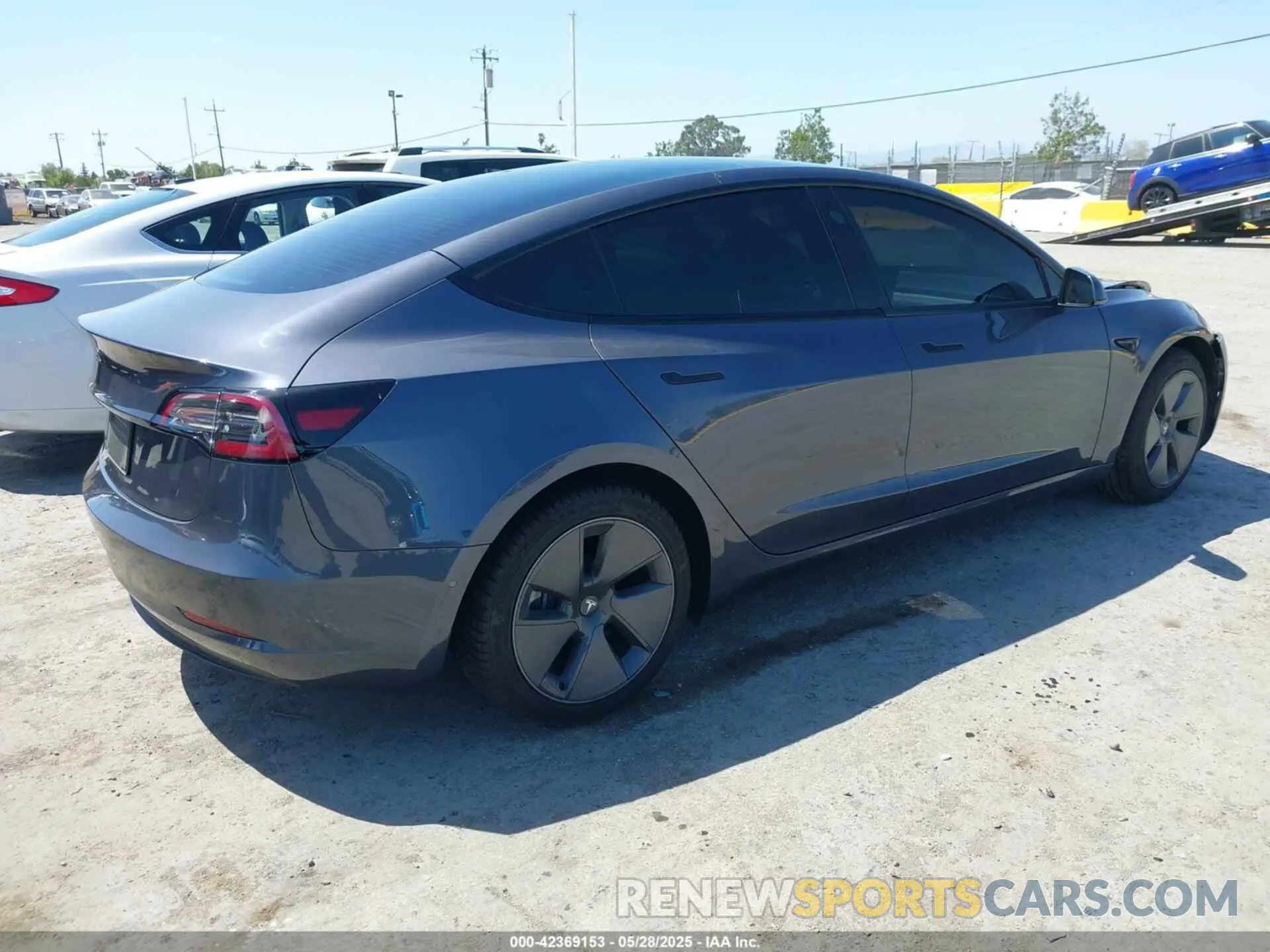 4 Photograph of a damaged car 5YJ3E1EA2NF331709 TESLA MODEL 3 2022