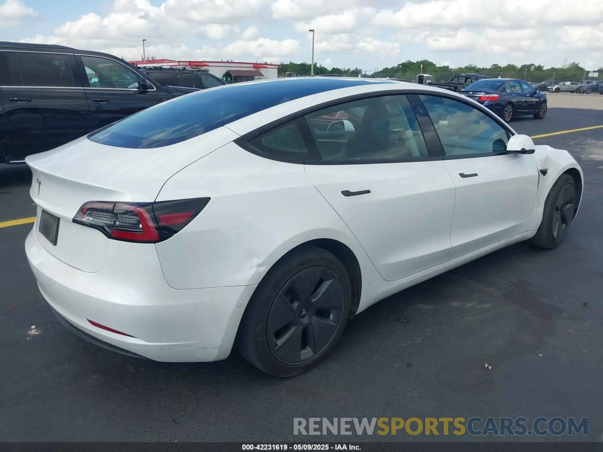 4 Photograph of a damaged car 5YJ3E1EA2NF332648 TESLA MODEL 3 2022