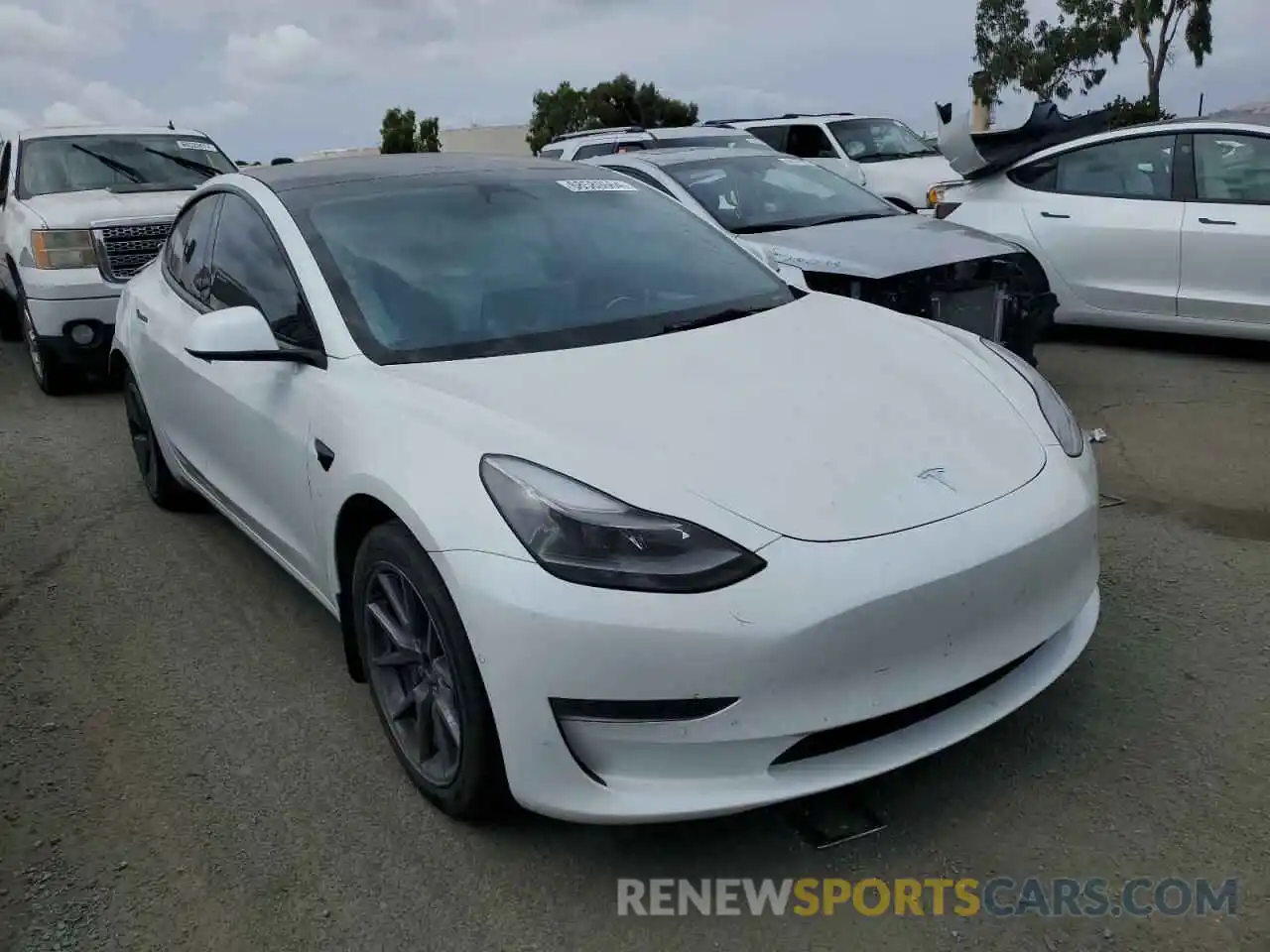 4 Photograph of a damaged car 5YJ3E1EA2NF340703 TESLA MODEL 3 2022