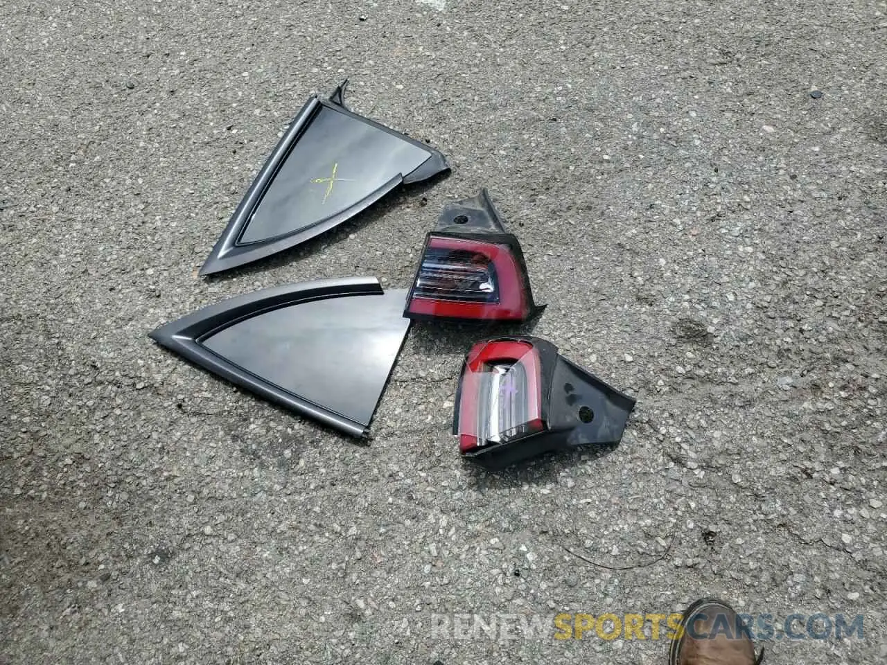 12 Photograph of a damaged car 5YJ3E1EA2NF345366 TESLA MODEL 3 2022