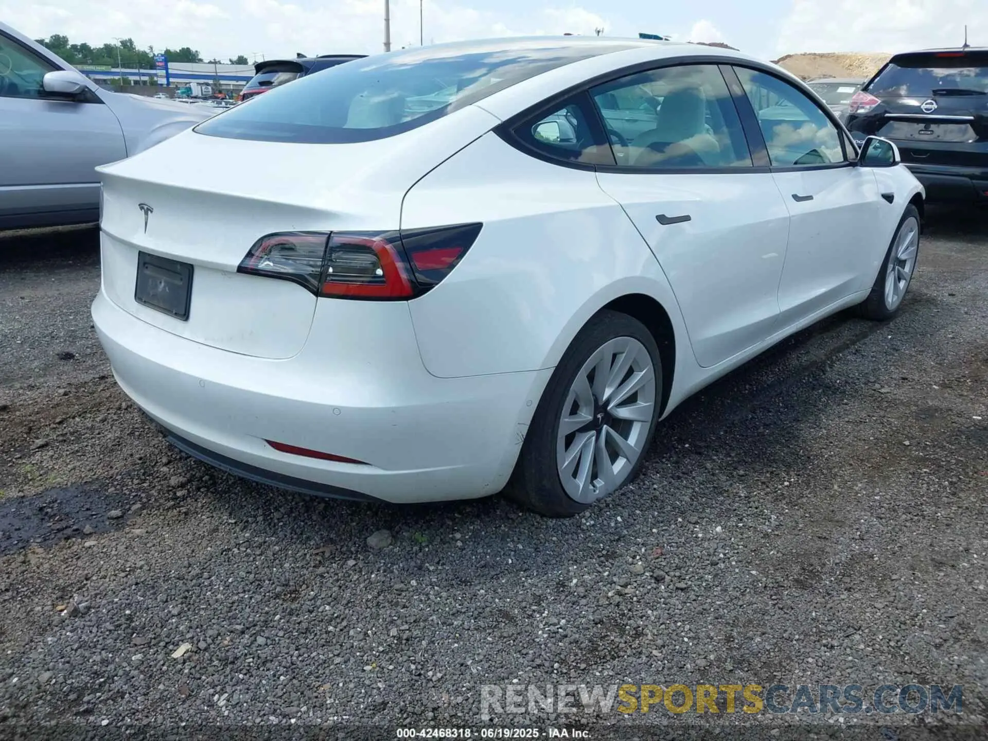 4 Photograph of a damaged car 5YJ3E1EA2NF353869 TESLA MODEL 3 2022