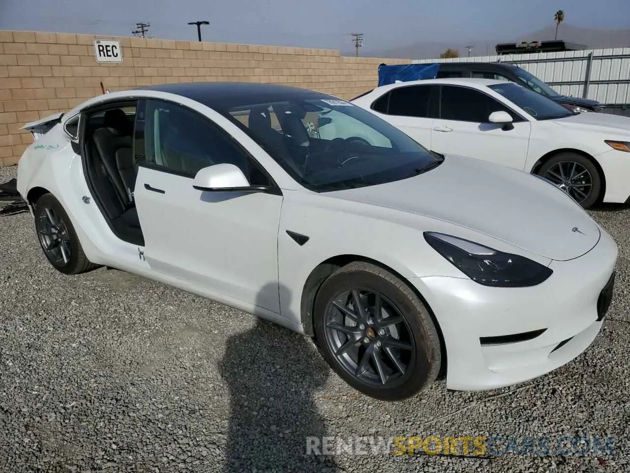 4 Photograph of a damaged car 5YJ3E1EA2NF375323 TESLA MODEL 3 2022