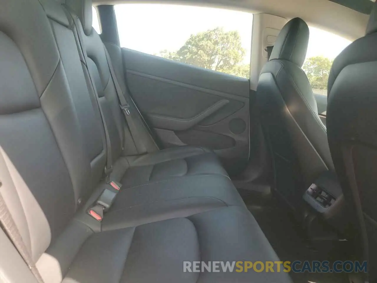 10 Photograph of a damaged car 5YJ3E1EA3NF358983 TESLA MODEL 3 2022