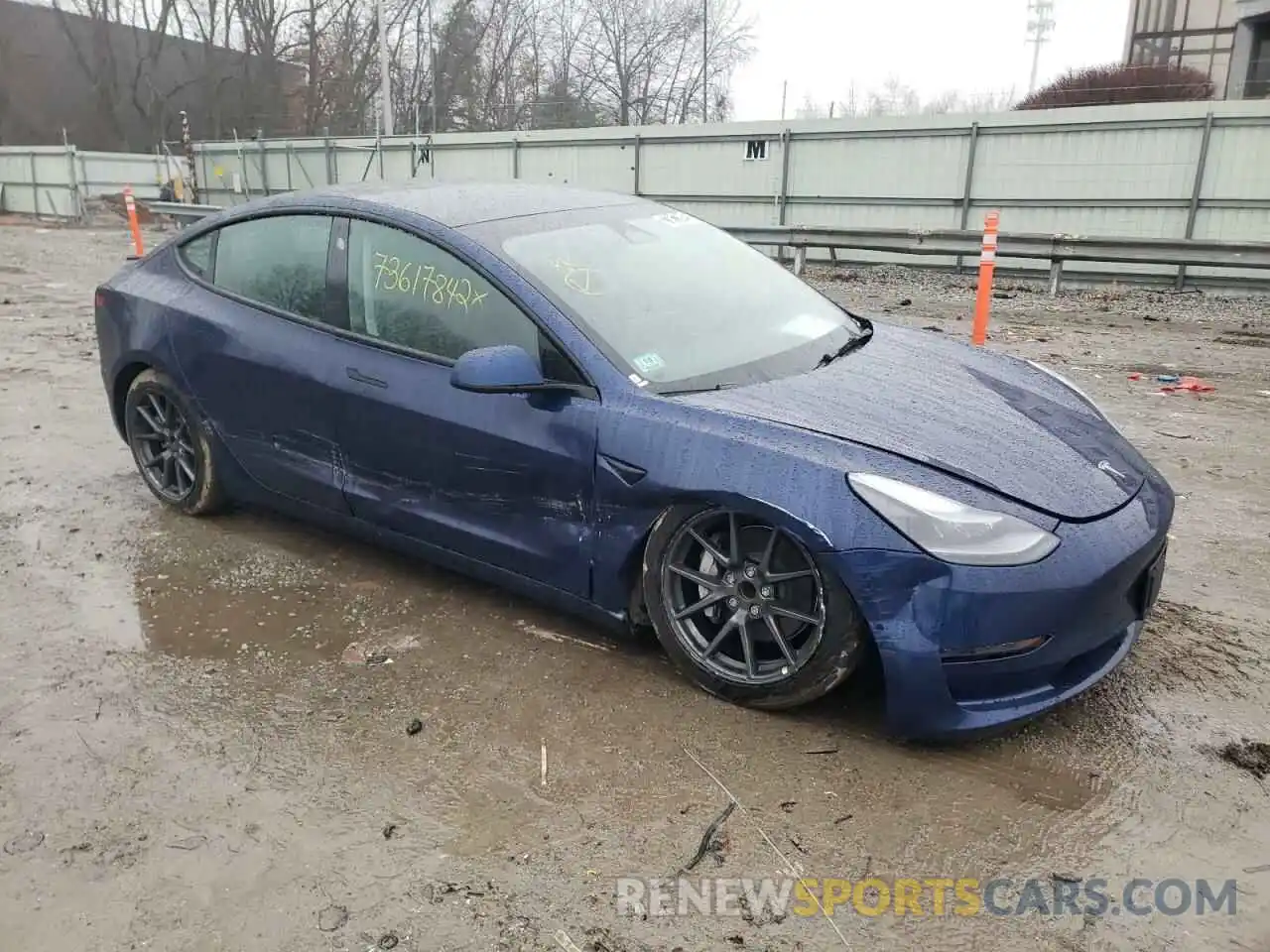 4 Photograph of a damaged car 5YJ3E1EA3NF370065 TESLA MODEL 3 2022