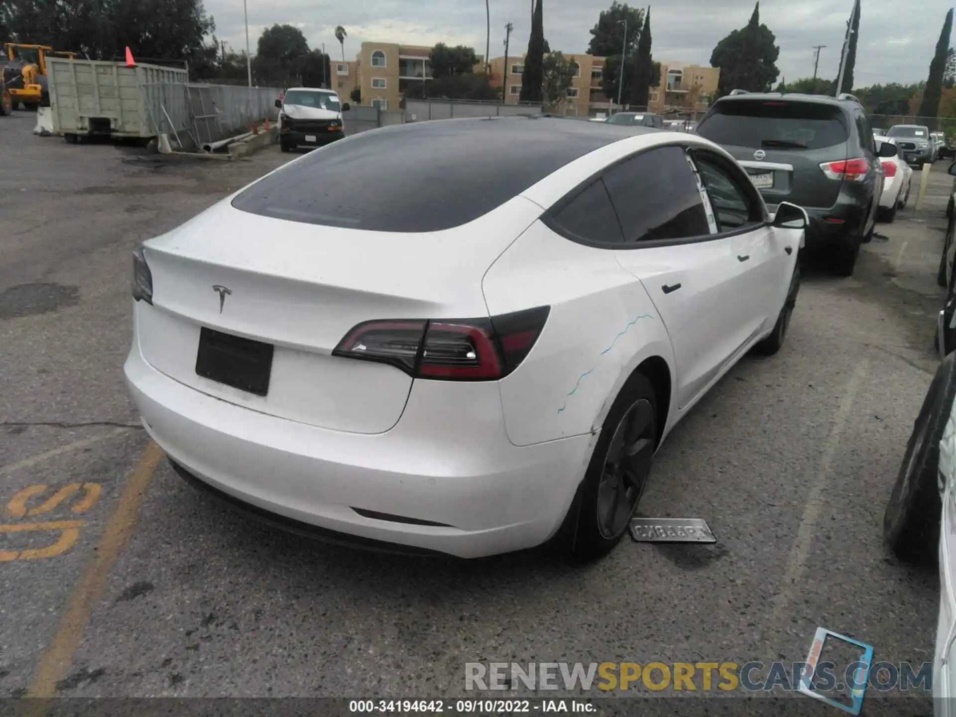 4 Photograph of a damaged car 5YJ3E1EA5NF121055 TESLA MODEL 3 2022