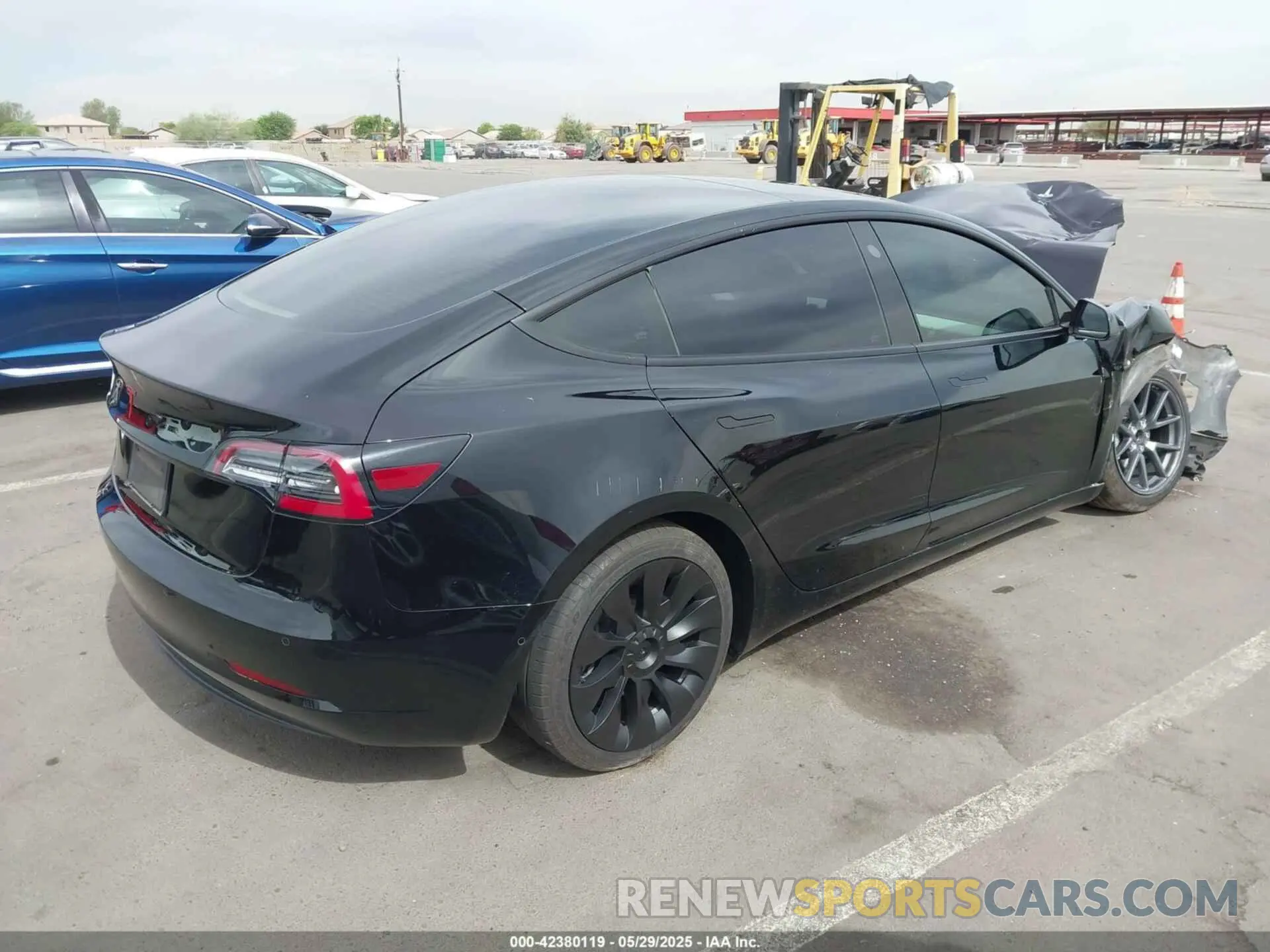4 Photograph of a damaged car 5YJ3E1EA5NF136199 TESLA MODEL 3 2022